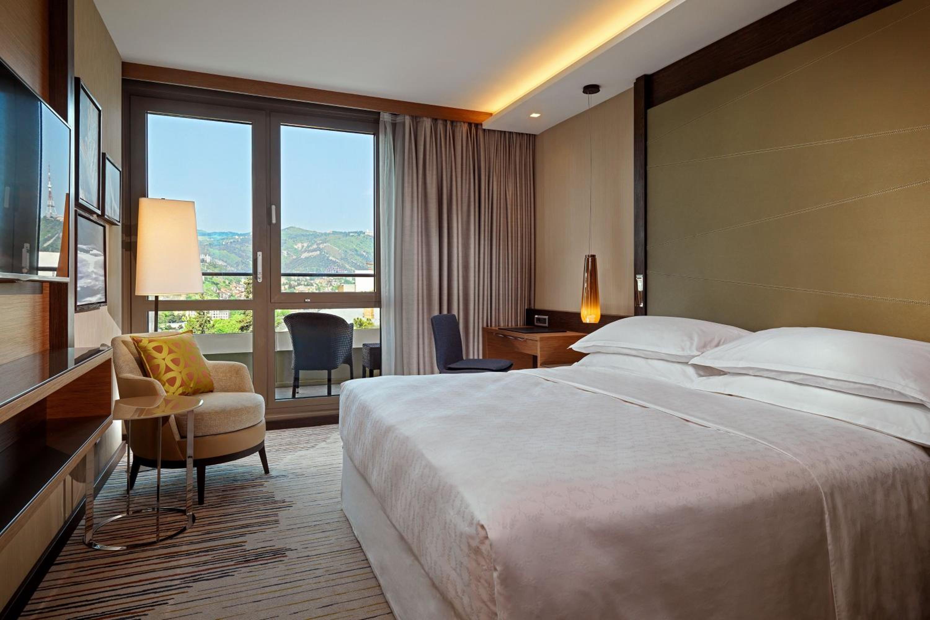 Deluxe King with Balcony, Guest room, 1 King, City view photo 2