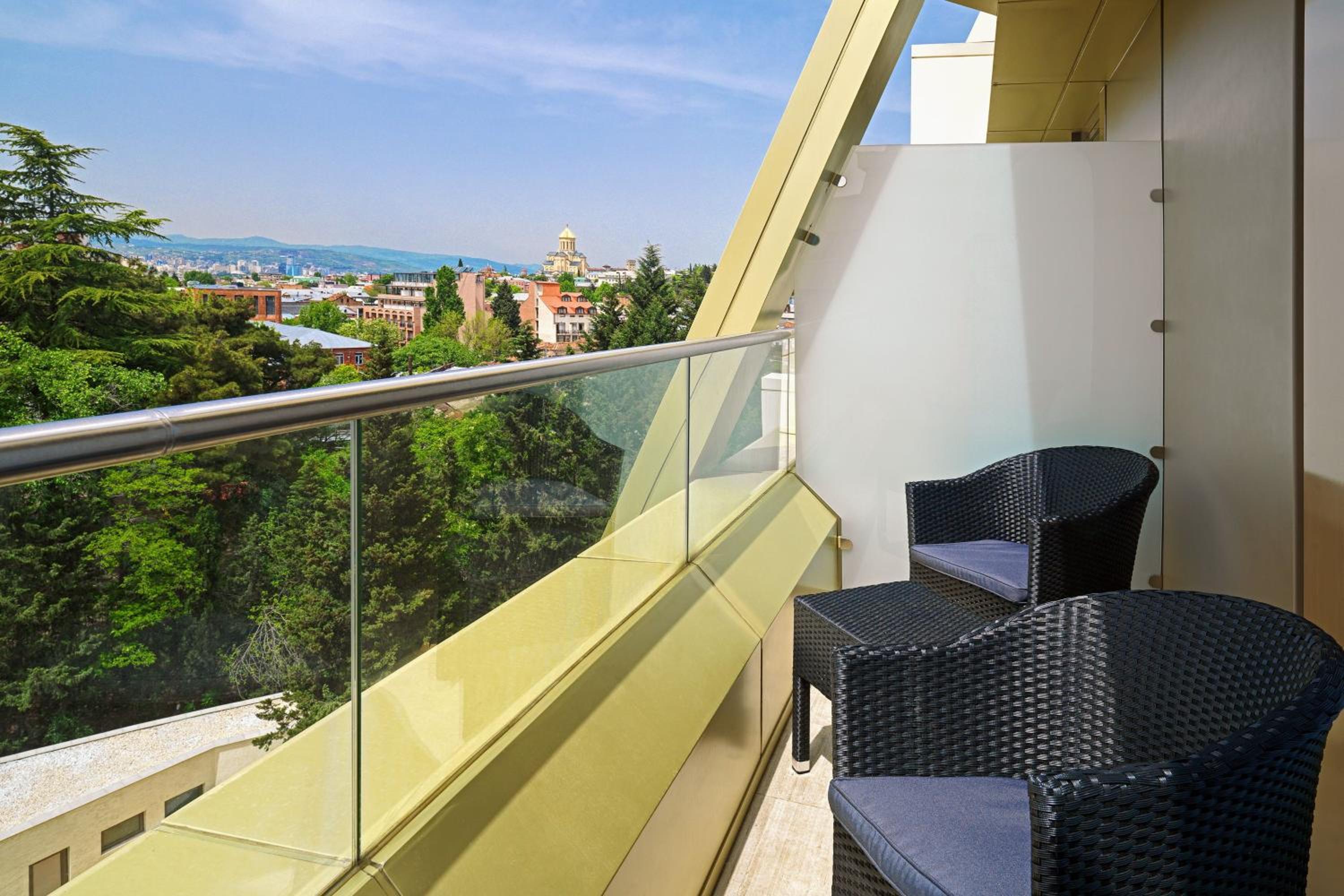 Deluxe King with Balcony, Guest room, 1 King, City view photo 3