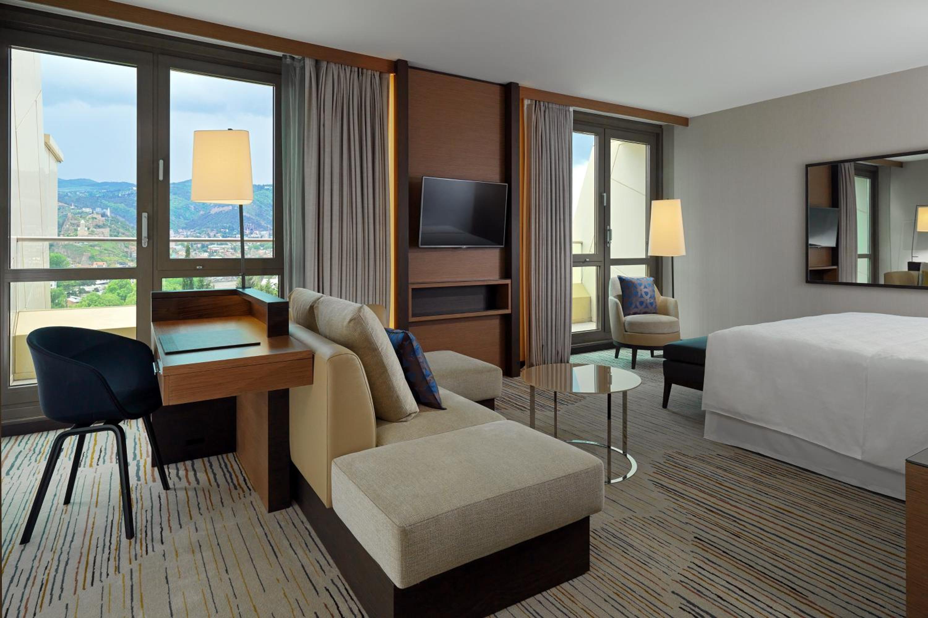 Executive King, Larger Guest room, 1 King photo 2