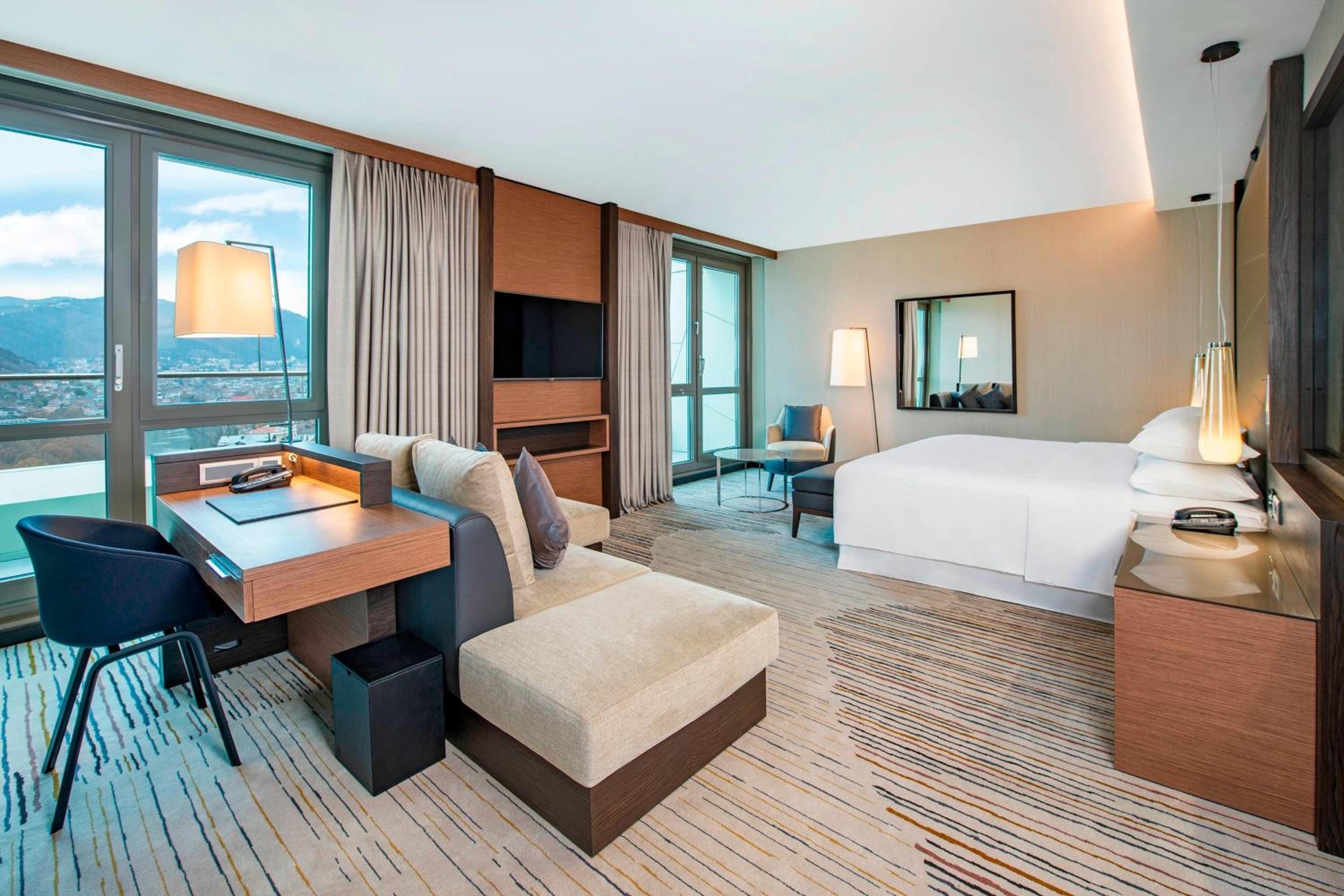 Executive King, Larger Guest room, 1 King photo 3