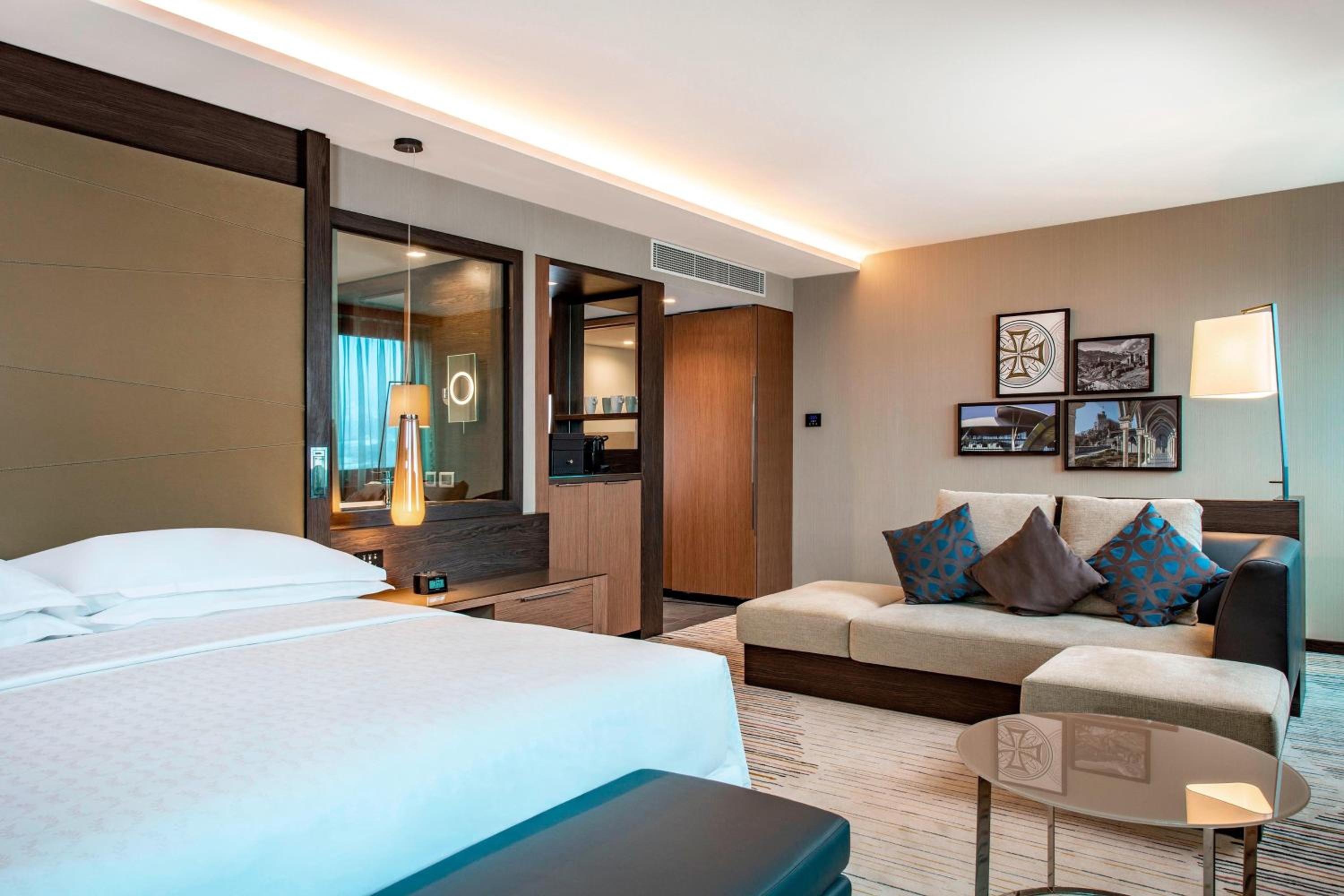 Premium King, Club lounge access, Larger Guest room, 1 King photo 2