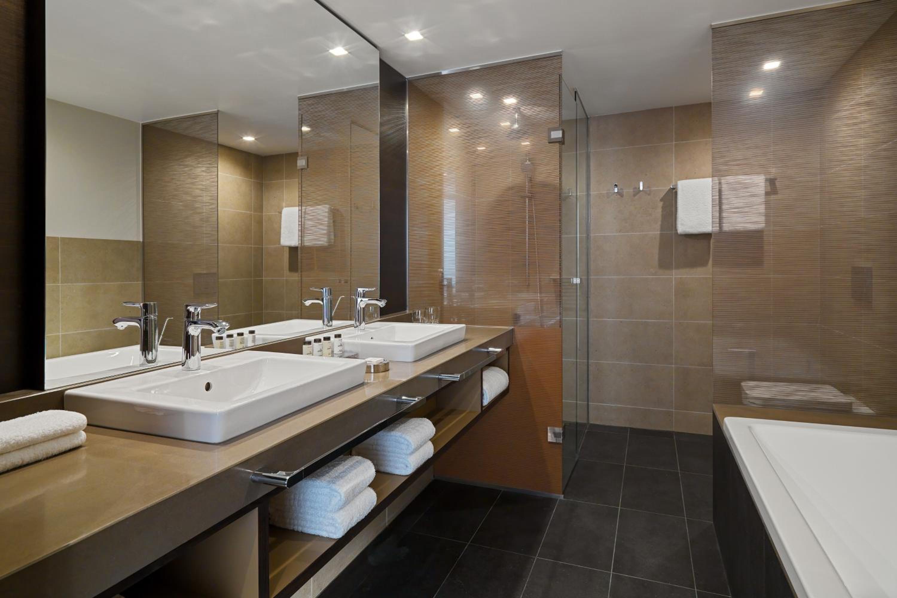Premium King, Club lounge access, Larger Guest room, 1 King photo 3