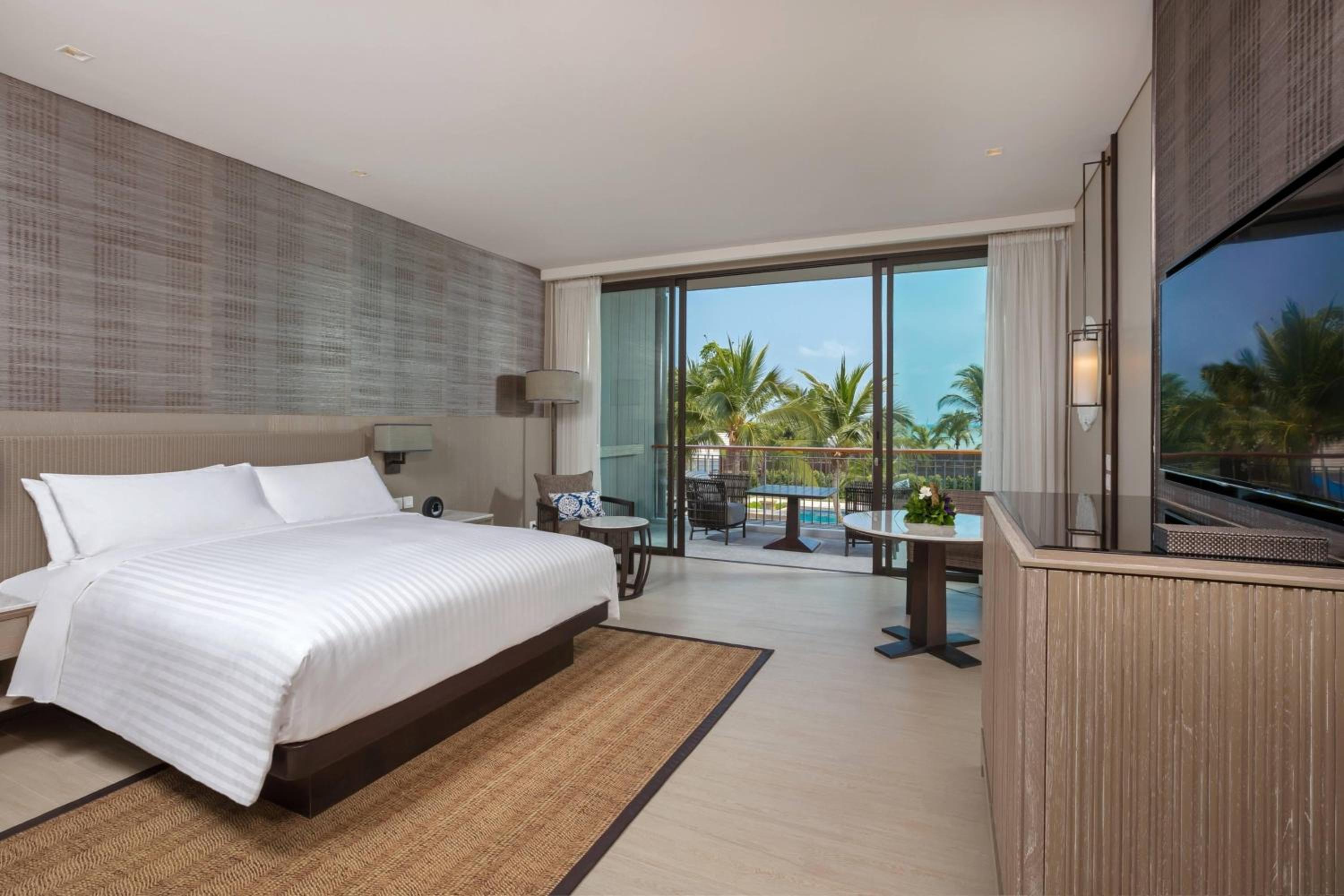 Deluxe Room, Guest room, 1 King, Balcony