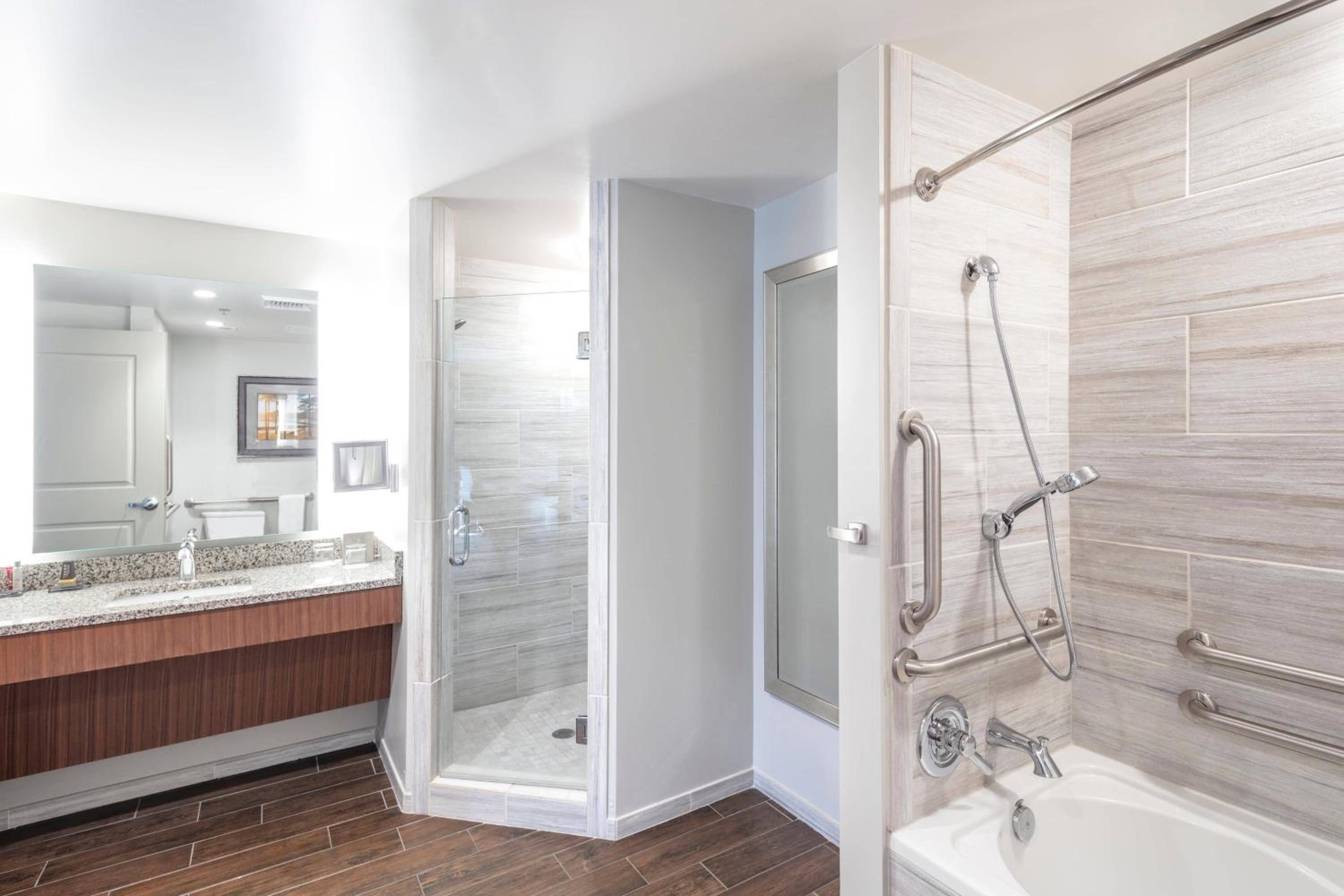 Queen Room with Two Queen Beds and Adapted Tub - Mobility and Hearing Accessible - Photo 3
