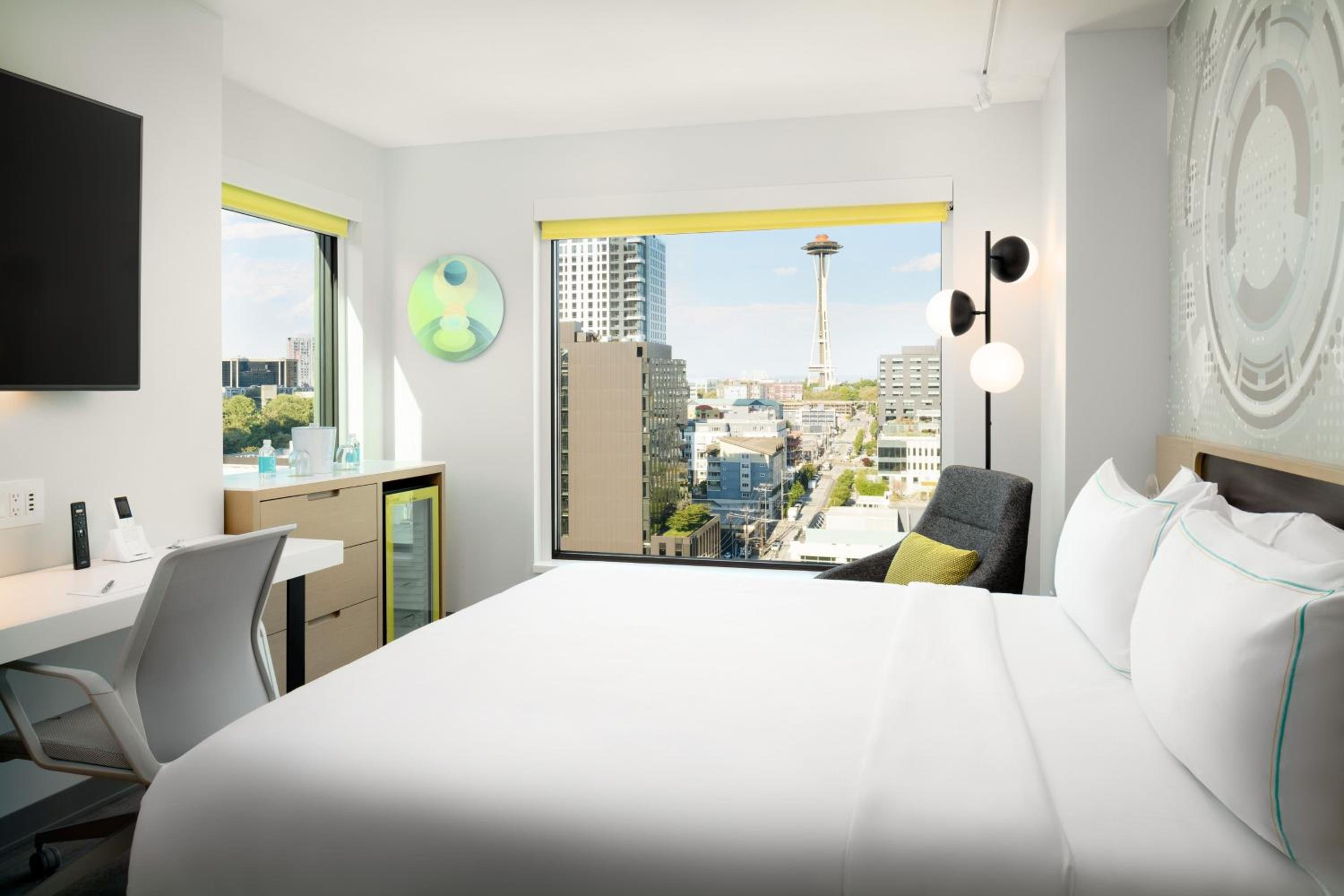Space Needle View, Corner with 1 King Bed - Photo 1
