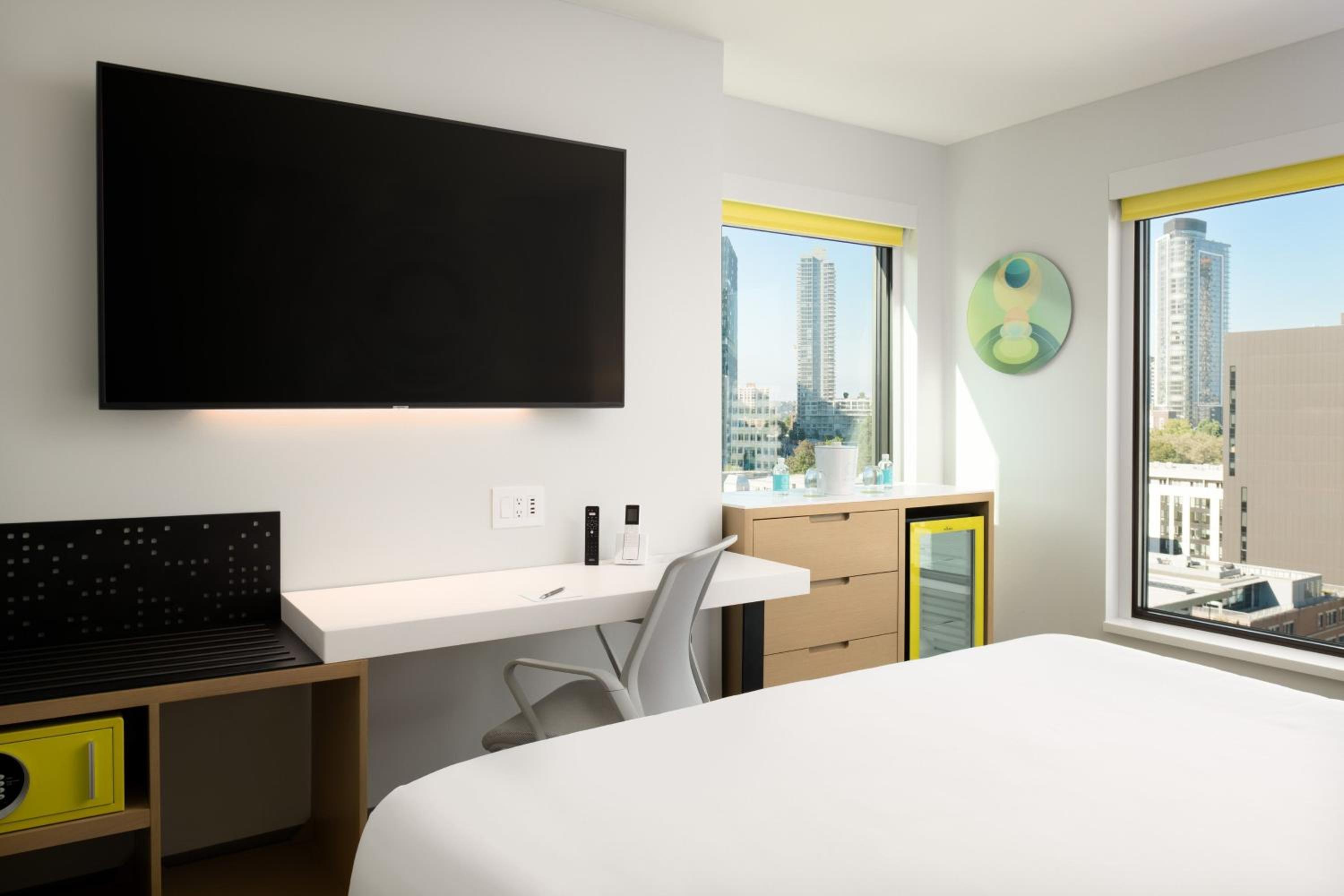 Space Needle View, Corner with 1 King Bed - Photo 8