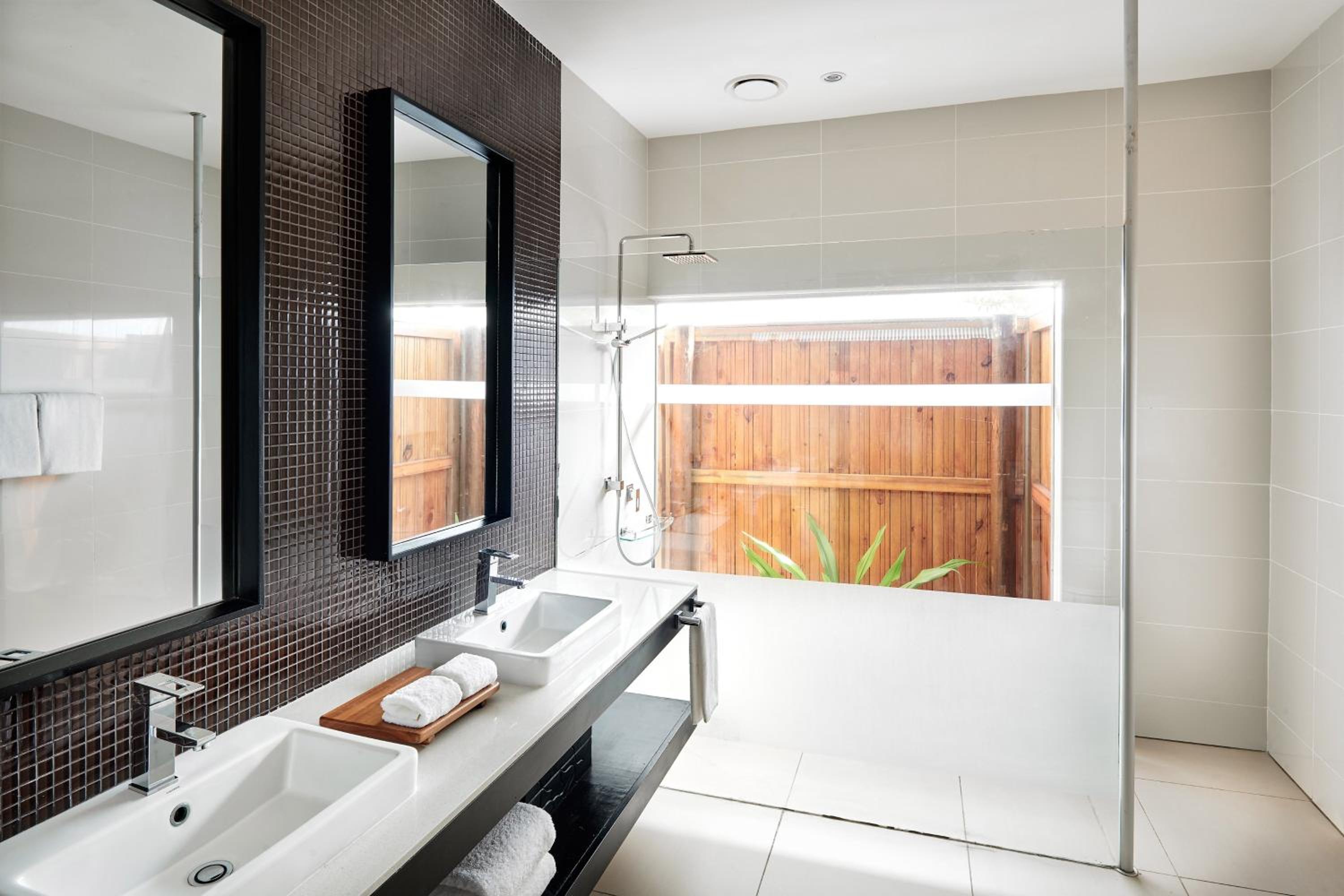 Beach Front, Plunge Pool, Larger Guest room, 1 King - Adults Only photo 1