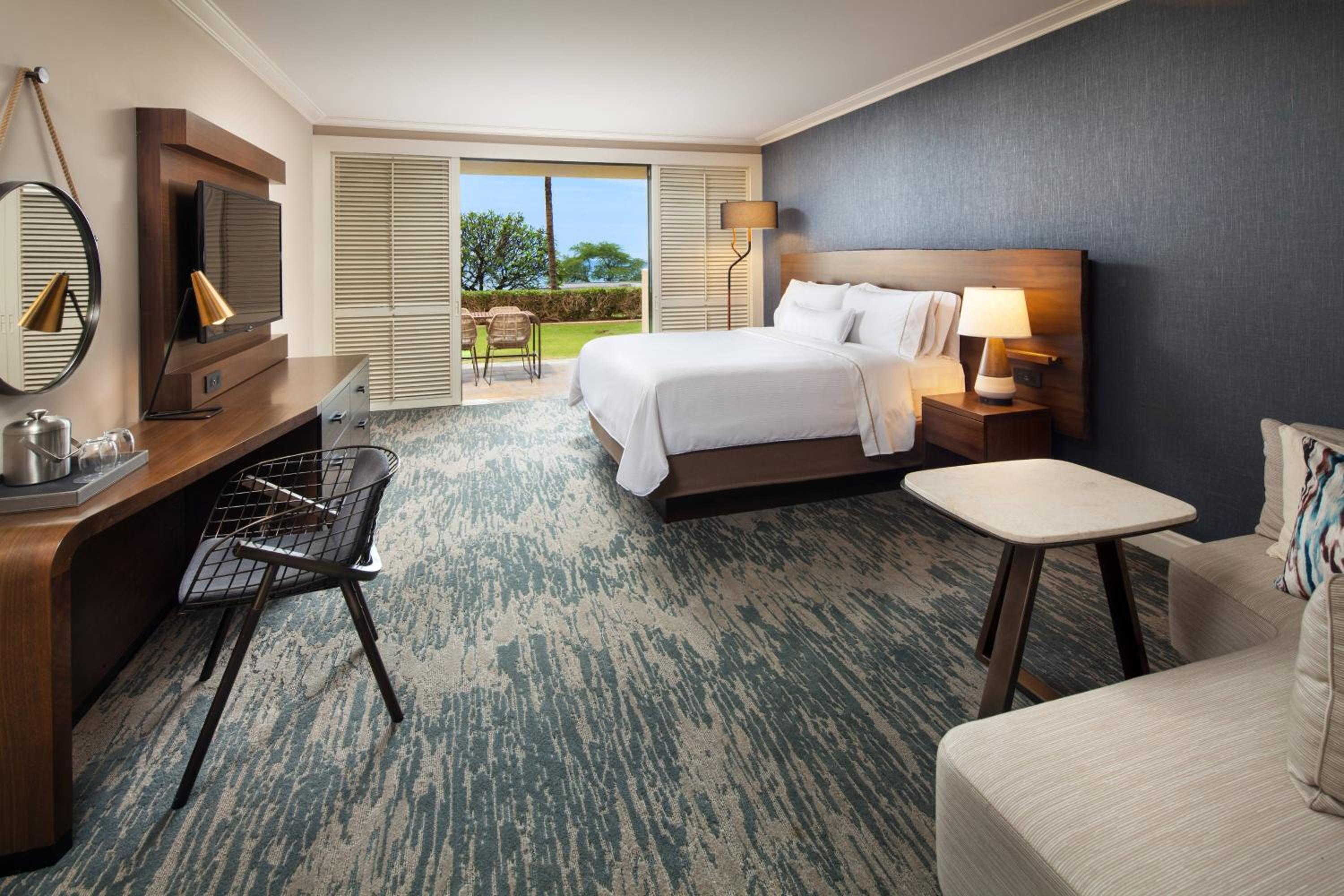 Guest room, 1 King, Partial ocean view, Balcony