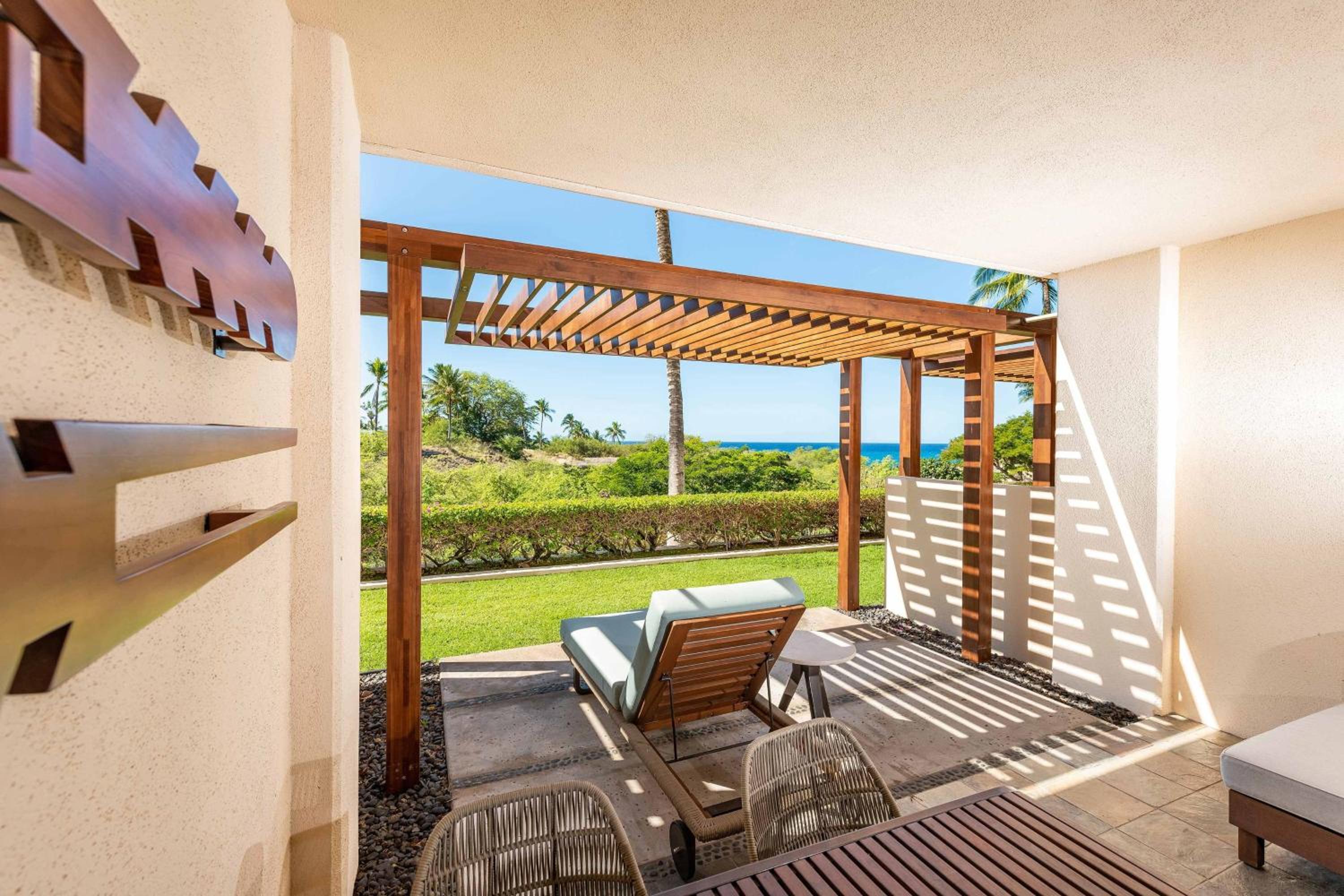 Lanai Room, Guest room, 1 King, Partial ocean view, Balcony thumbnail 6