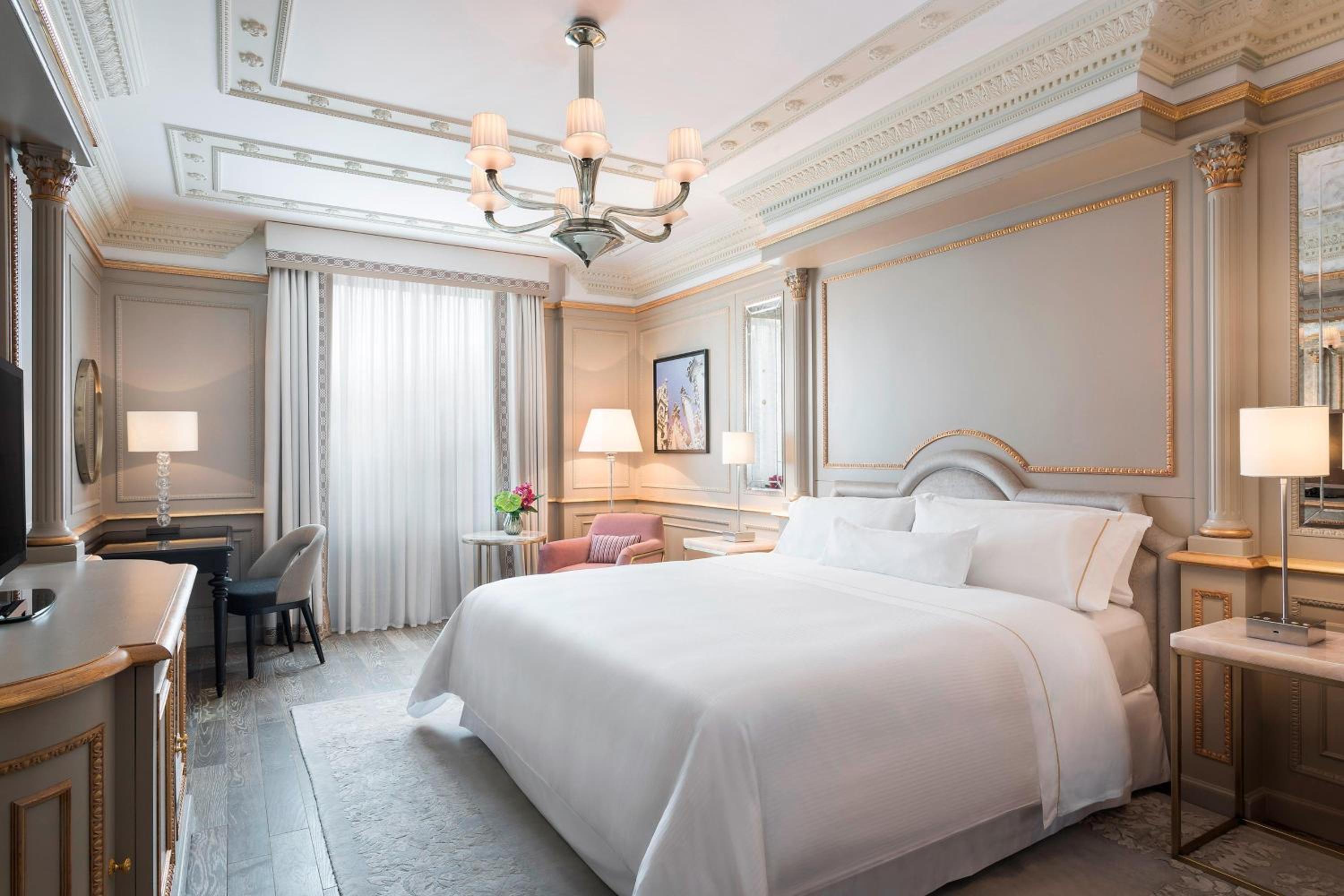Grand Deluxe Imperial Double Room thumbnail 5