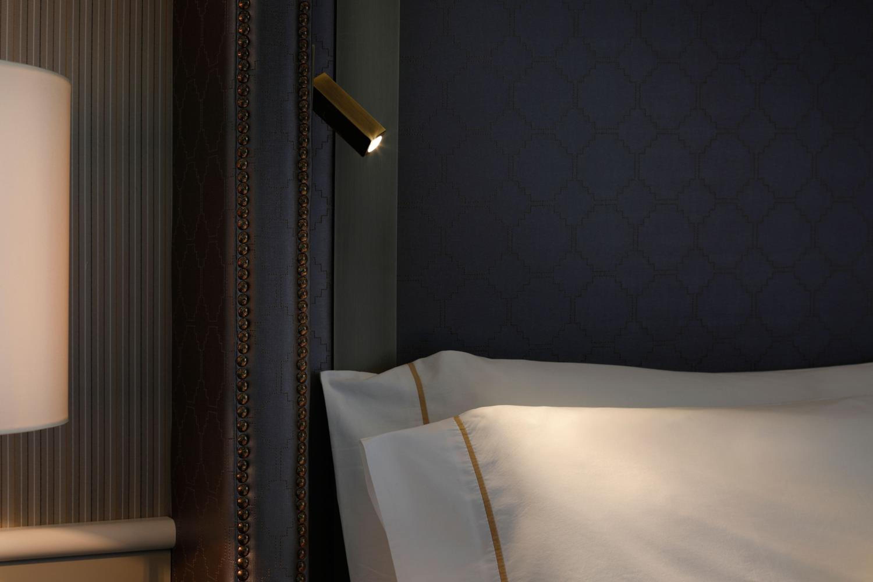 Grand Deluxe Contemporary Double Room thumbnail 6