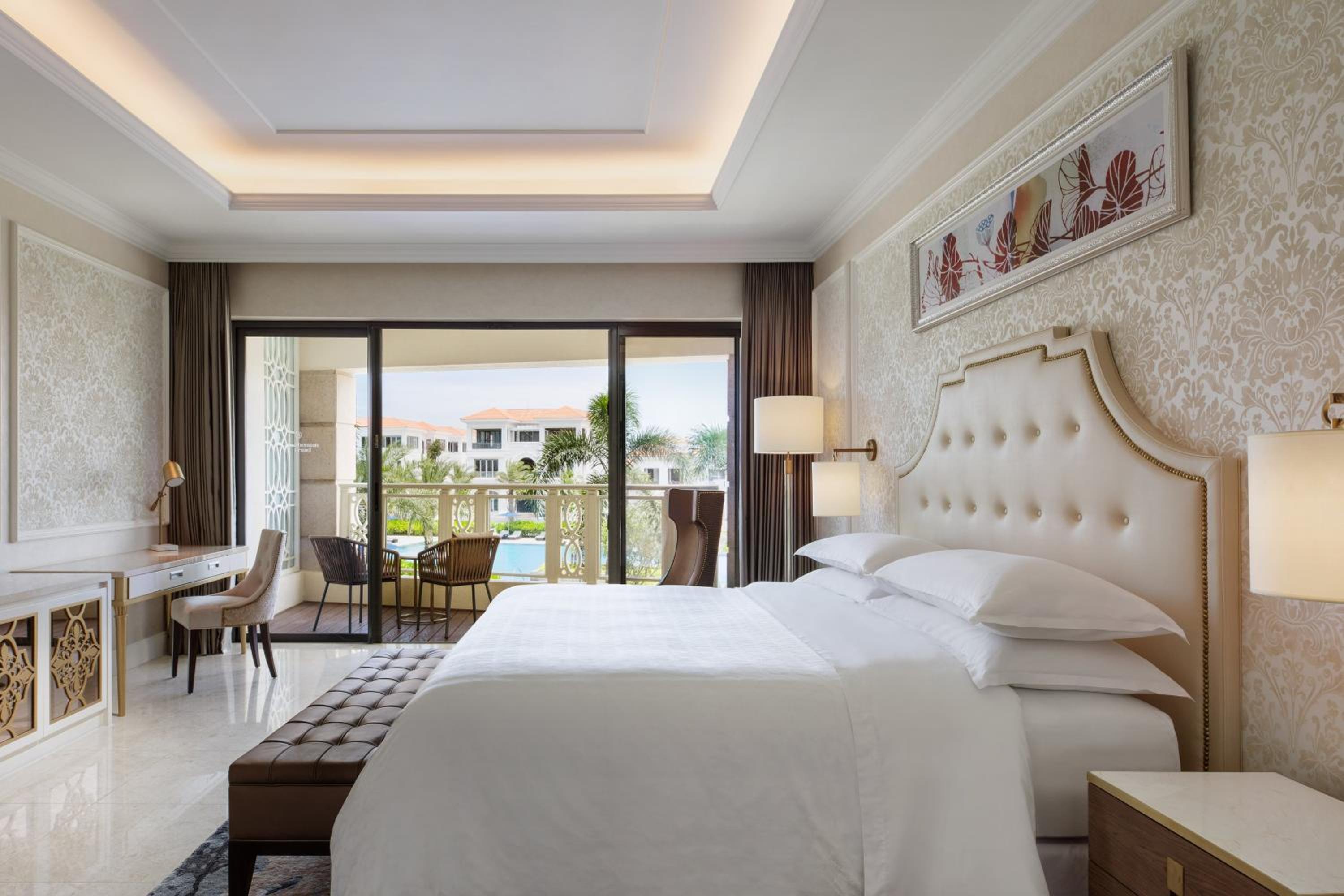 Deluxe, Guest room, 1 King, Pool view