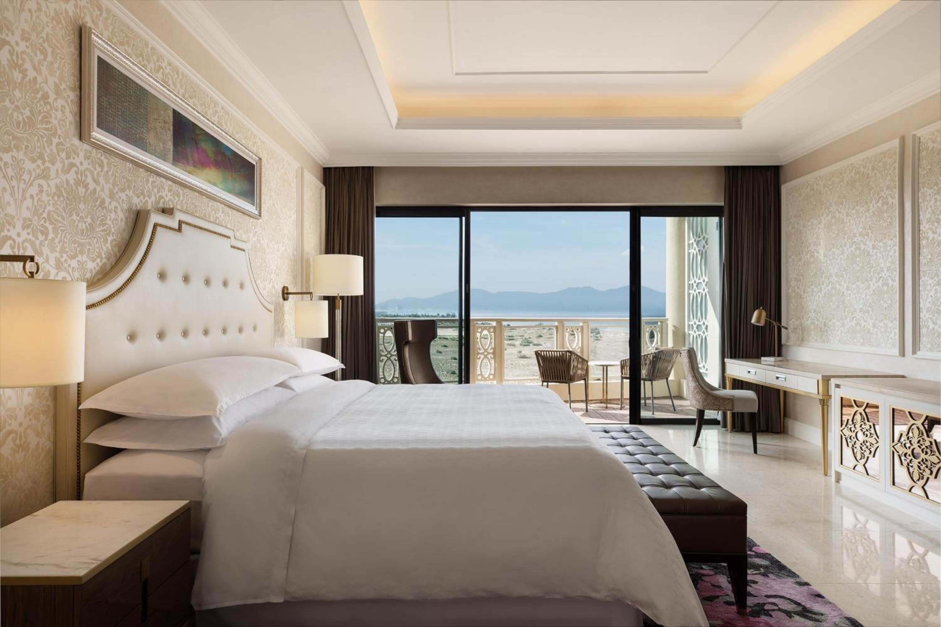 Deluxe, Guest room, 1 King, Bay view