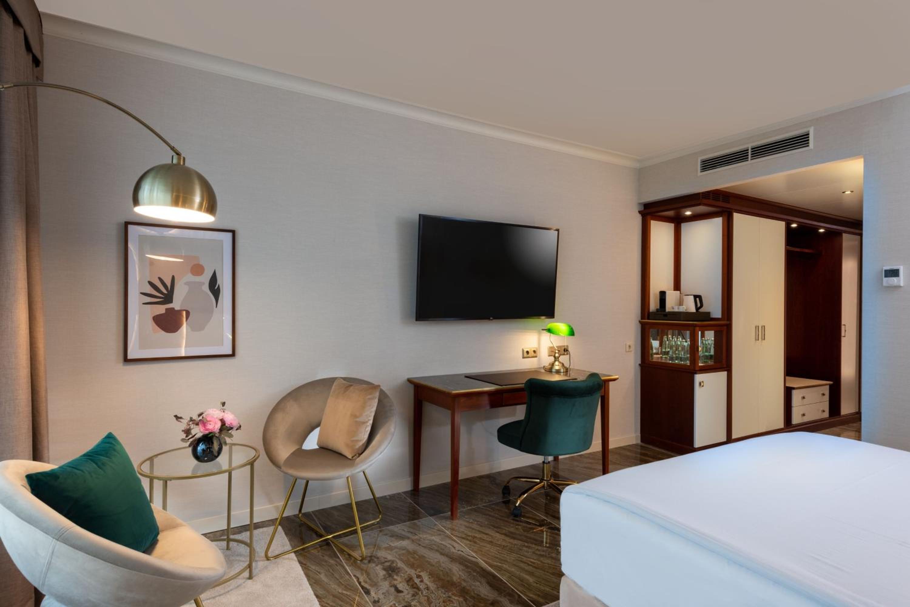 Executive Queen Room - Executive Lounge Access
