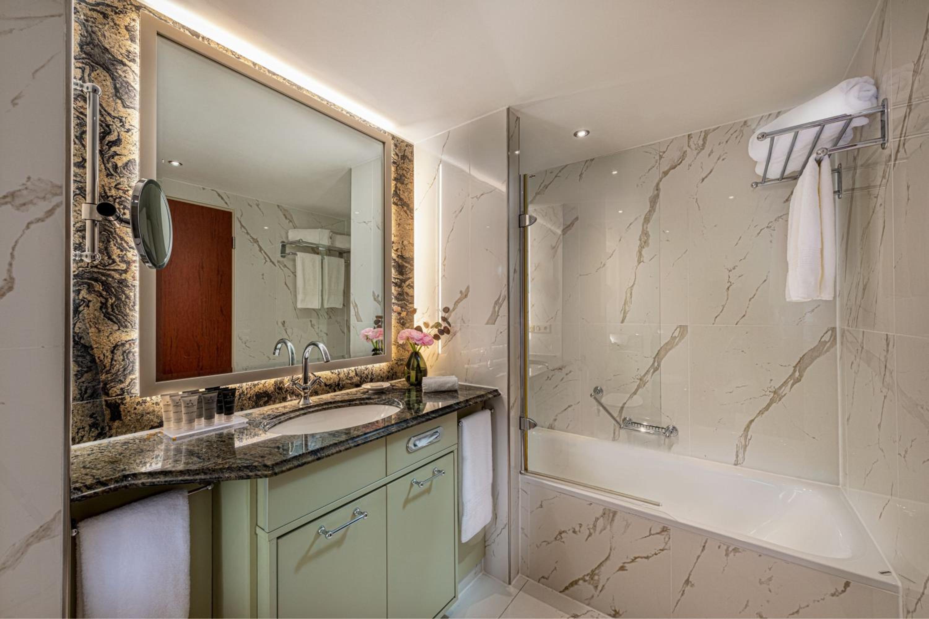 Executive Queen Room - Executive Lounge Access