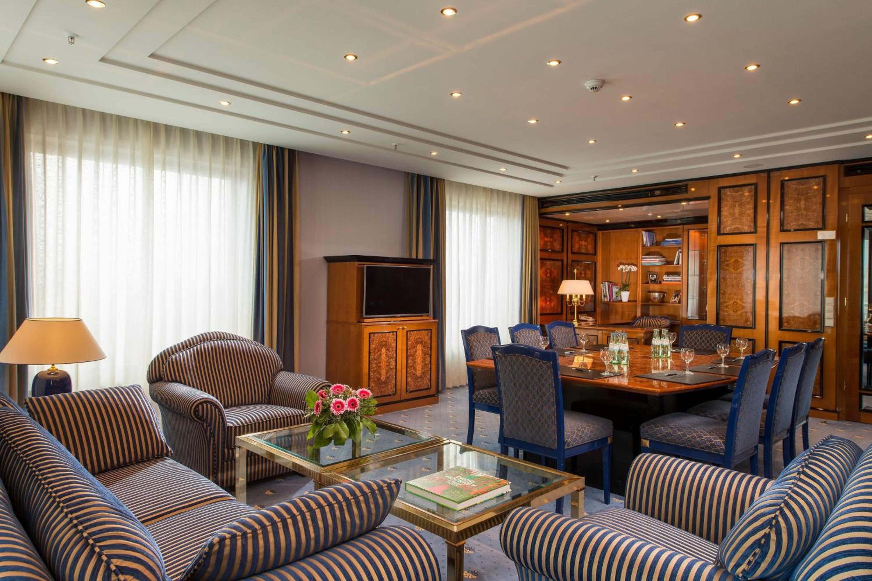 One-Bedroom Ambassador Suite - Club Lounge Access