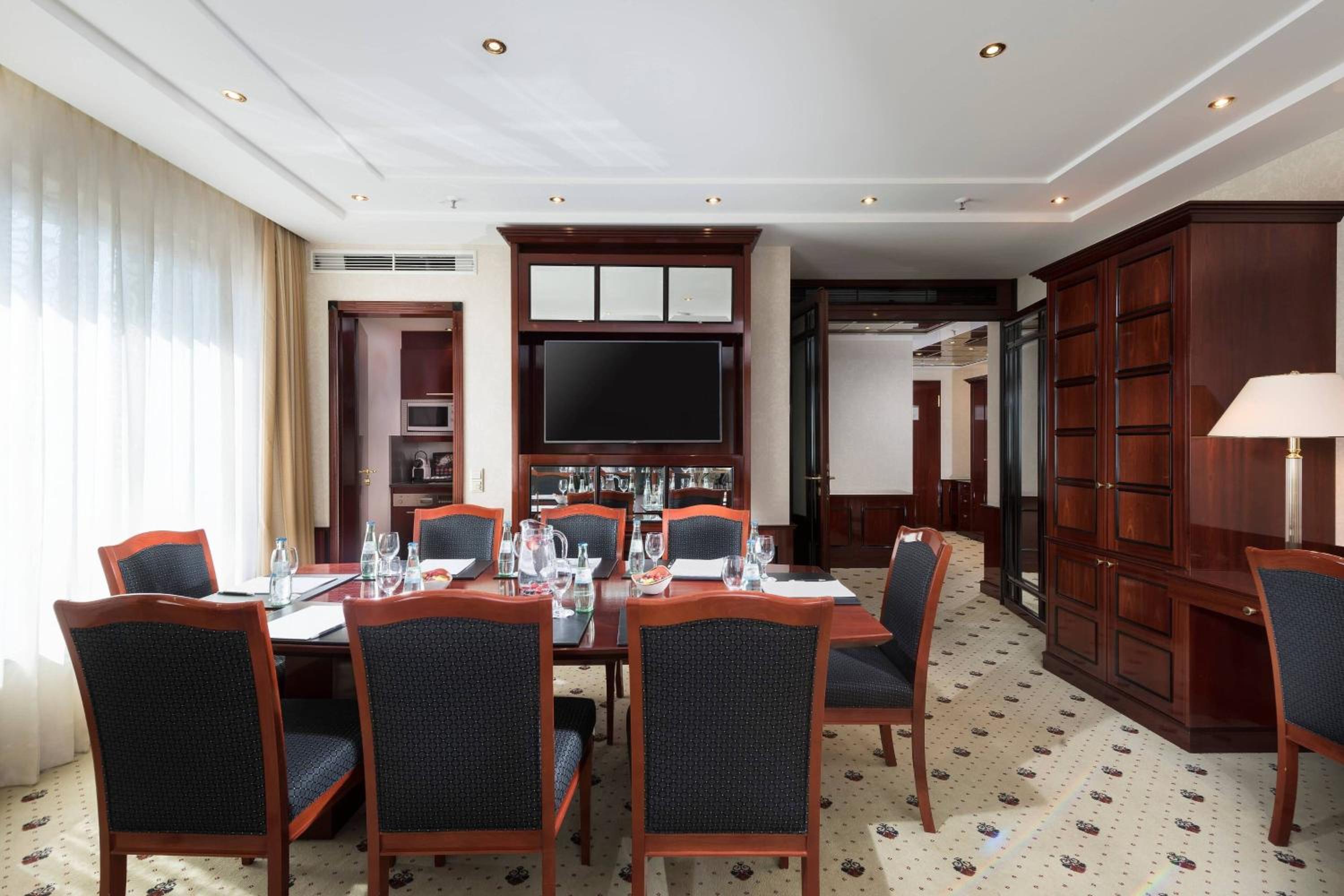 One-Bedroom Ambassador Suite - Club Lounge Access thumbnail 5