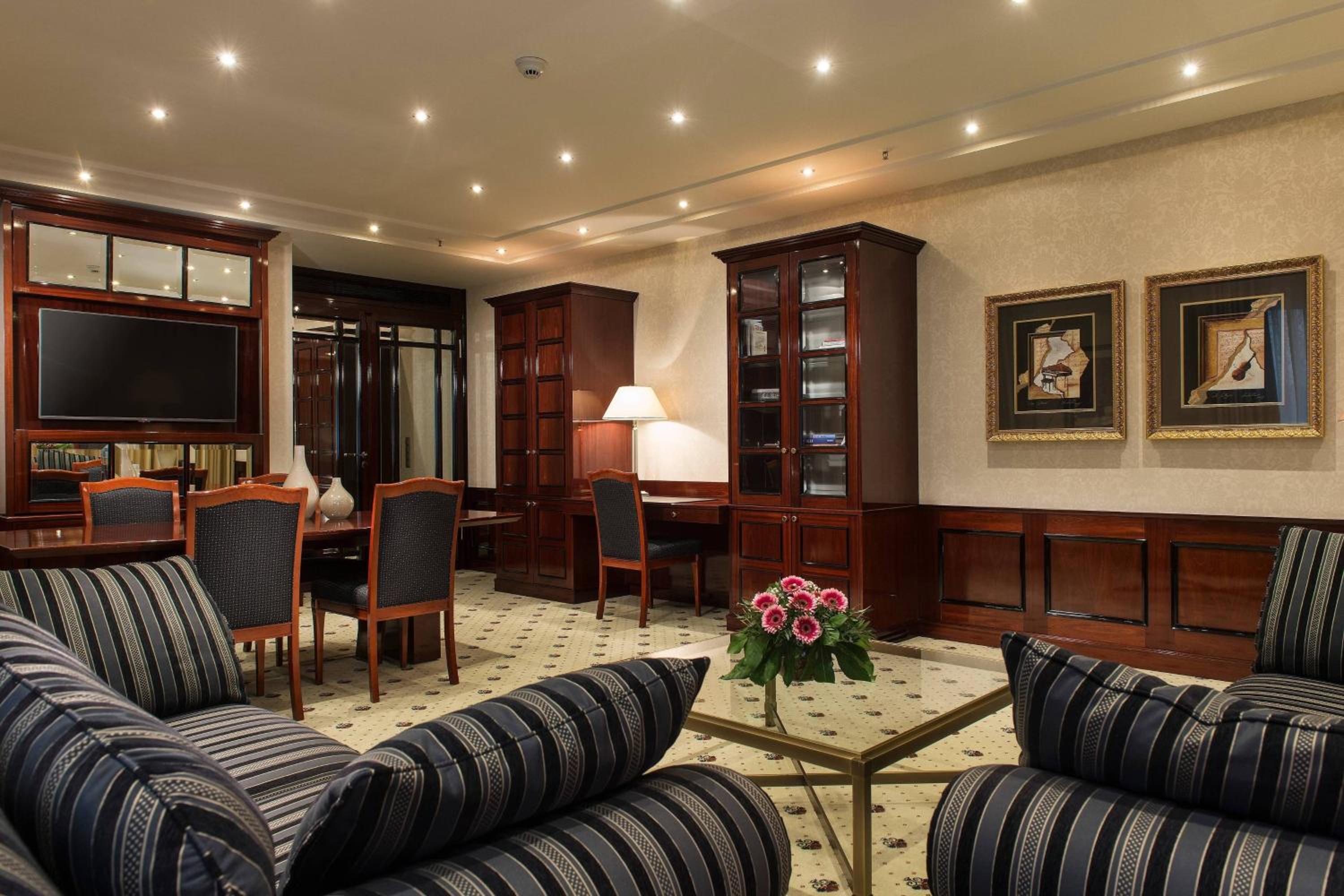 One-Bedroom Ambassador Suite - Club Lounge Access