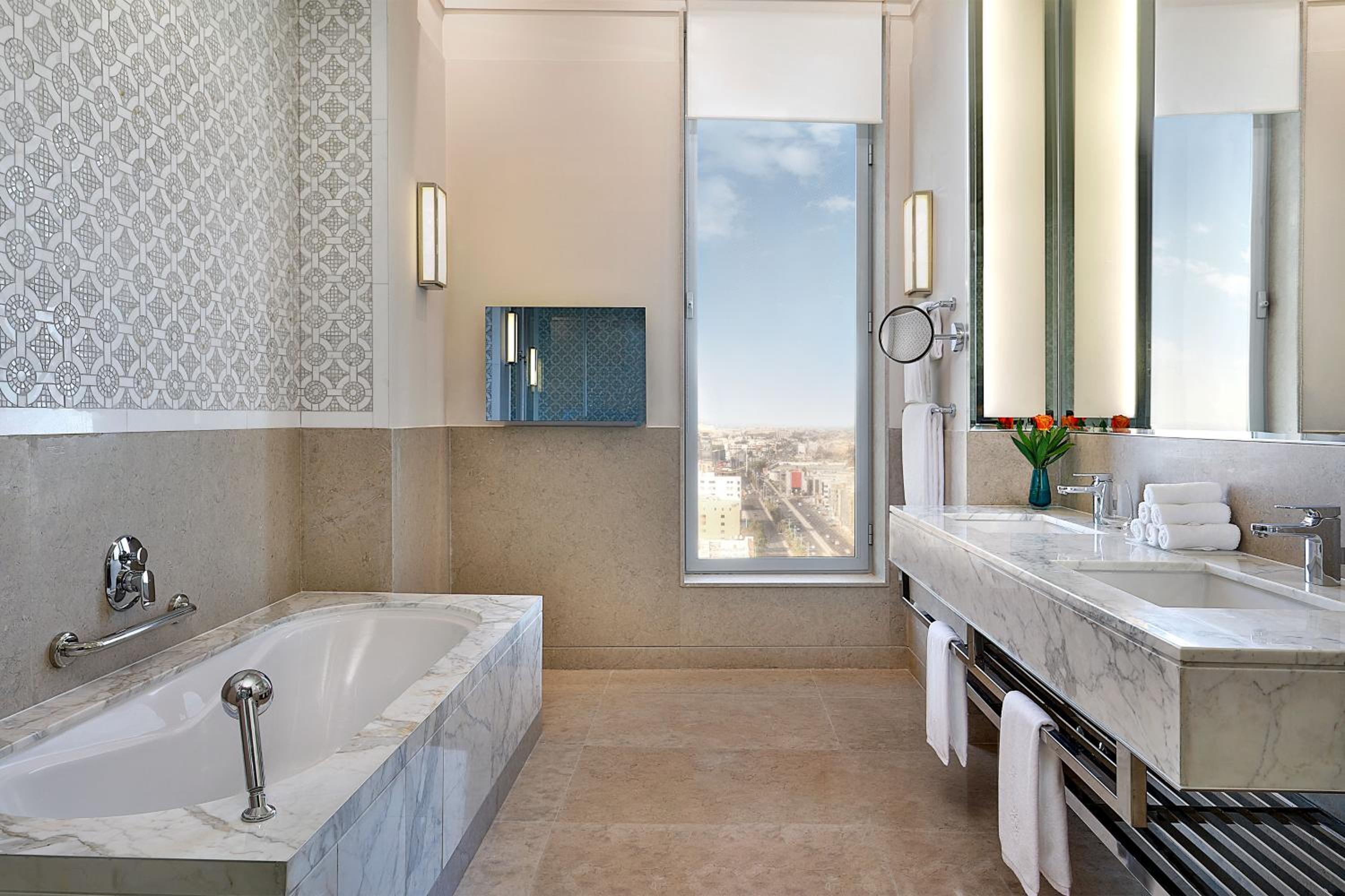Executive Suite, 1 Bedroom Suite, 1 King, City view thumbnail 6