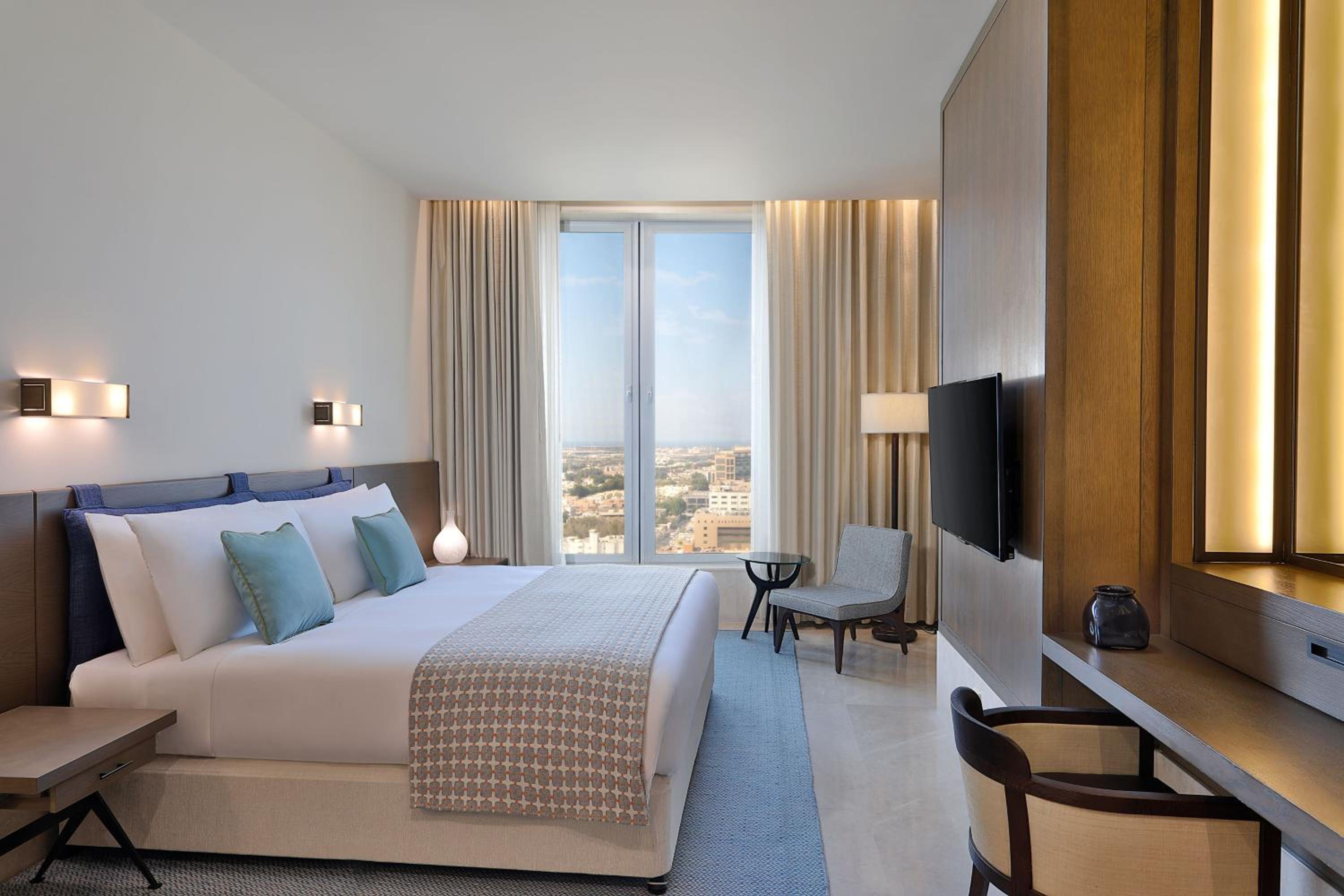Executive Suite, 1 Bedroom Suite, 1 King, City view