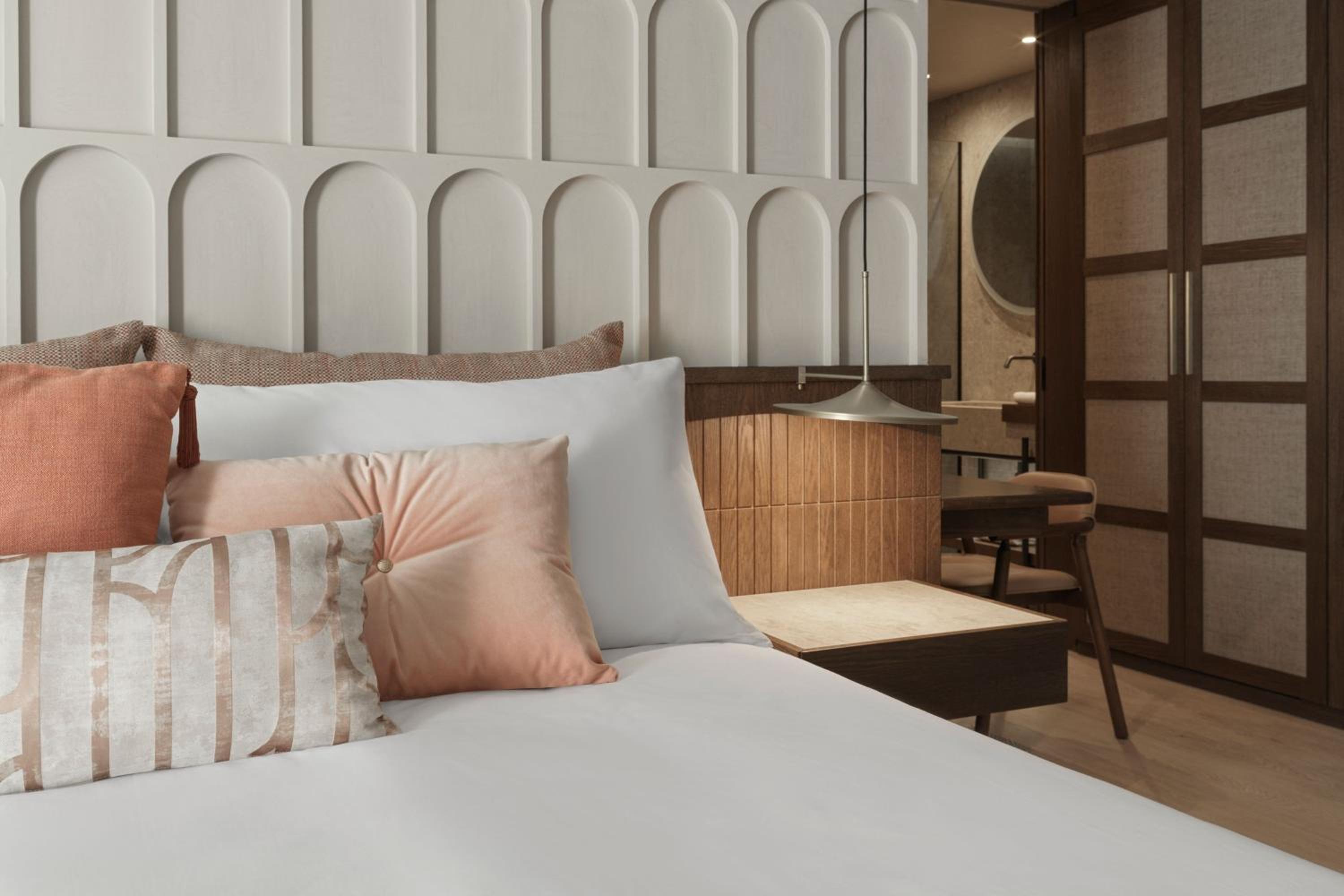 Superior King Room with Urban View and some with Balcony - Photo 6