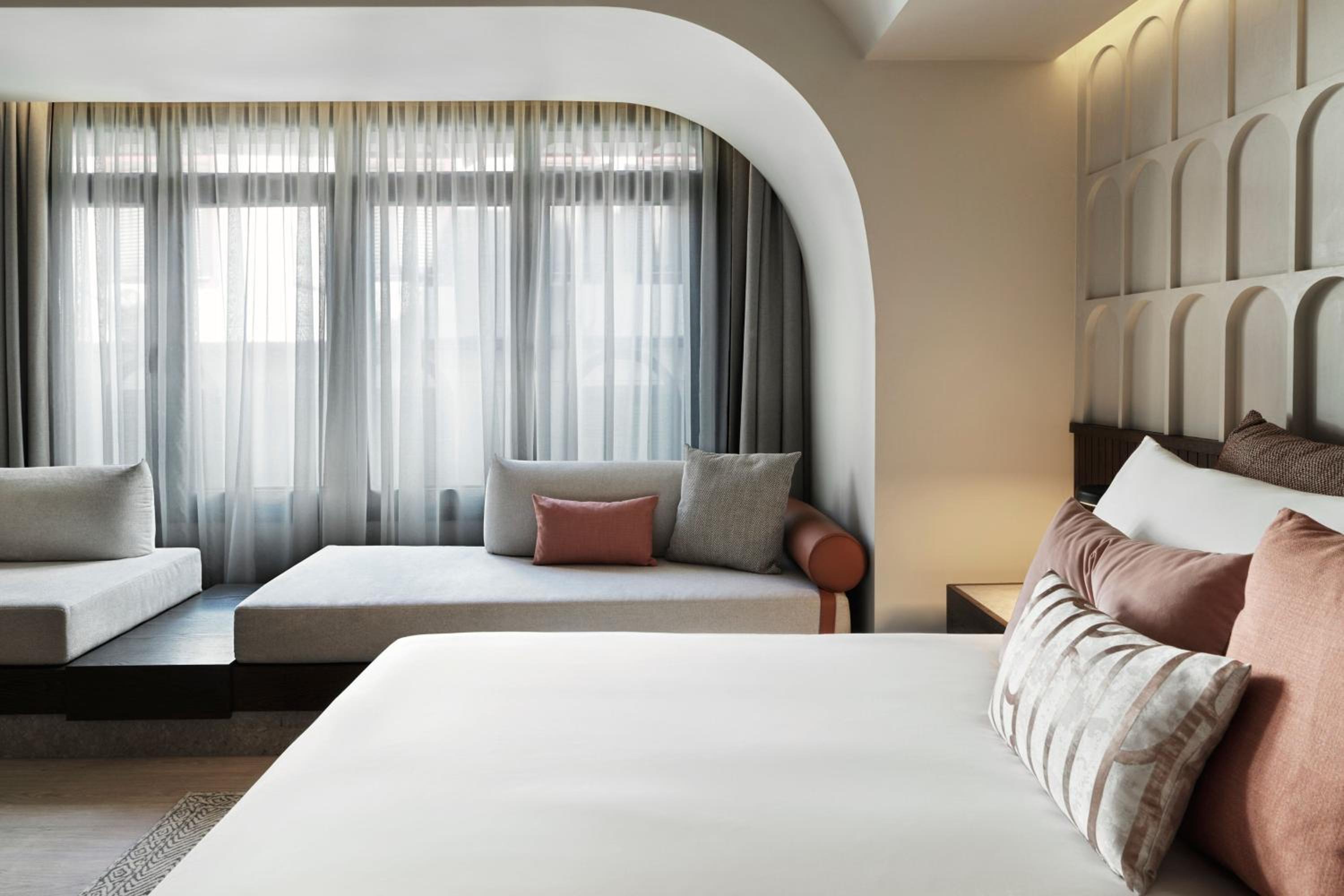 Deluxe King Room with Sofa Bed and City or Urban View - Photo 2