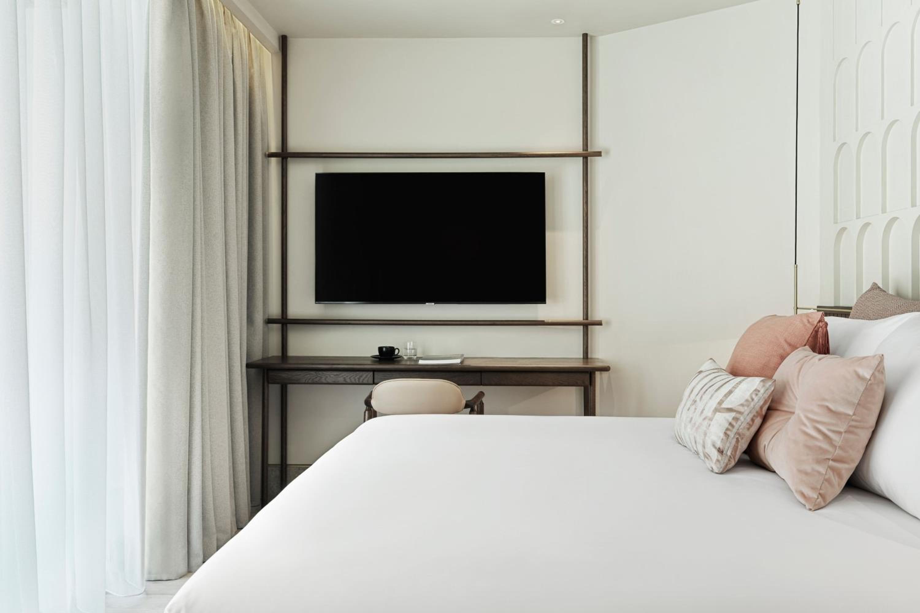 Superior King Room with Urban View and some with Balcony - Photo 7