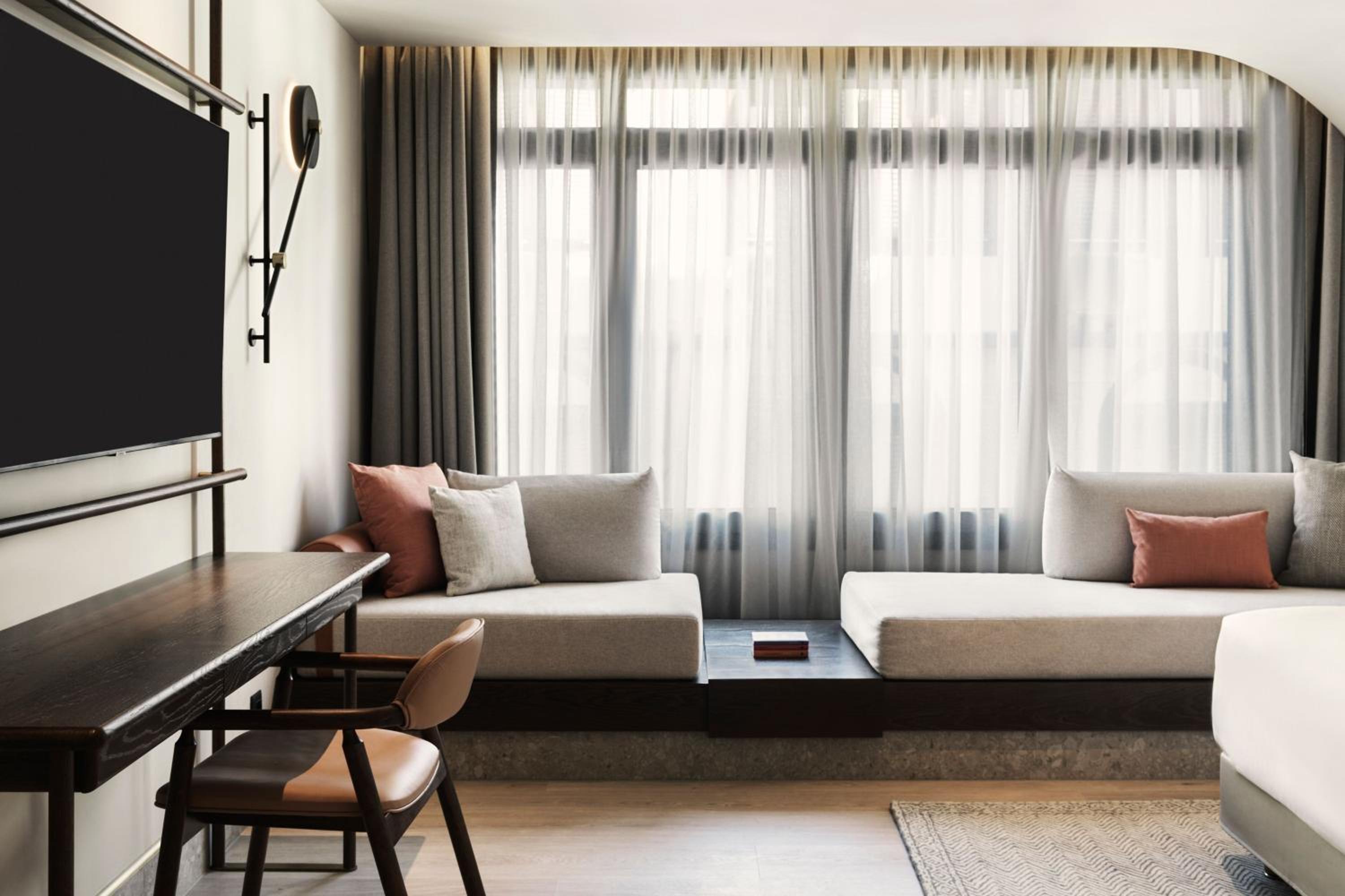 Deluxe King Room with Sofa Bed and City or Urban View - Photo 6