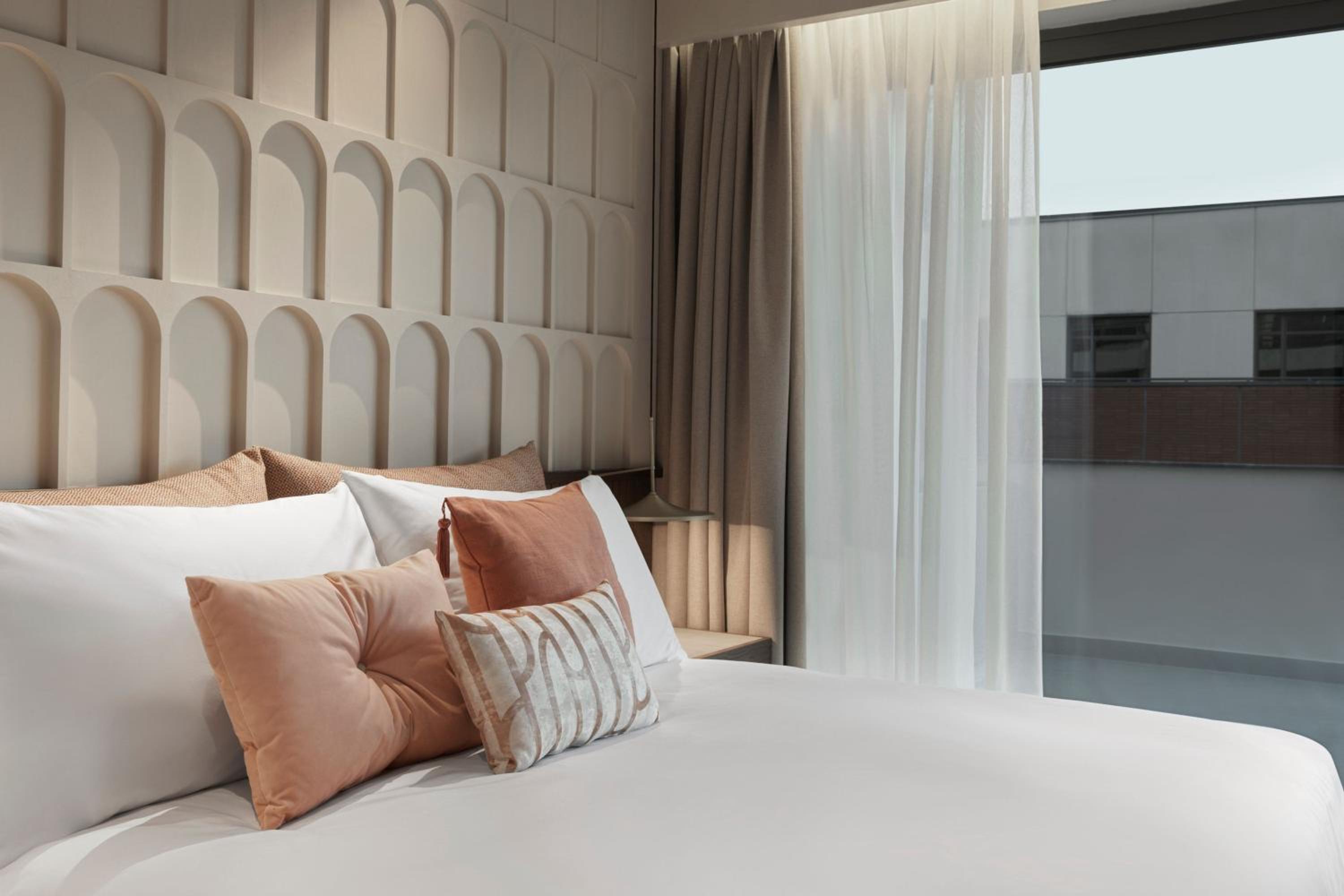 Classic King Room with Urban View and some with Balcony - Photo 4