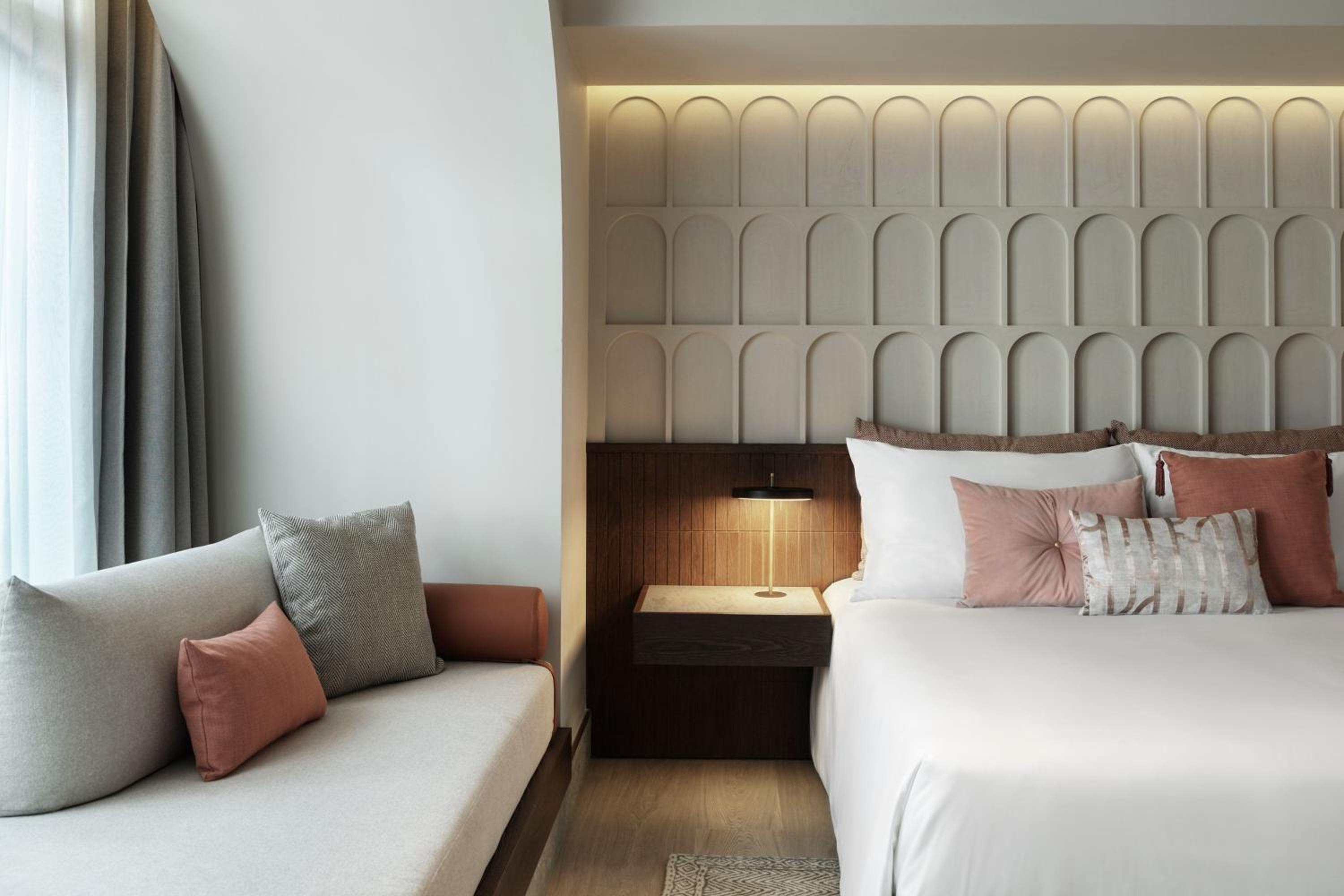Deluxe King Room with Sofa Bed and City or Urban View - Photo 5