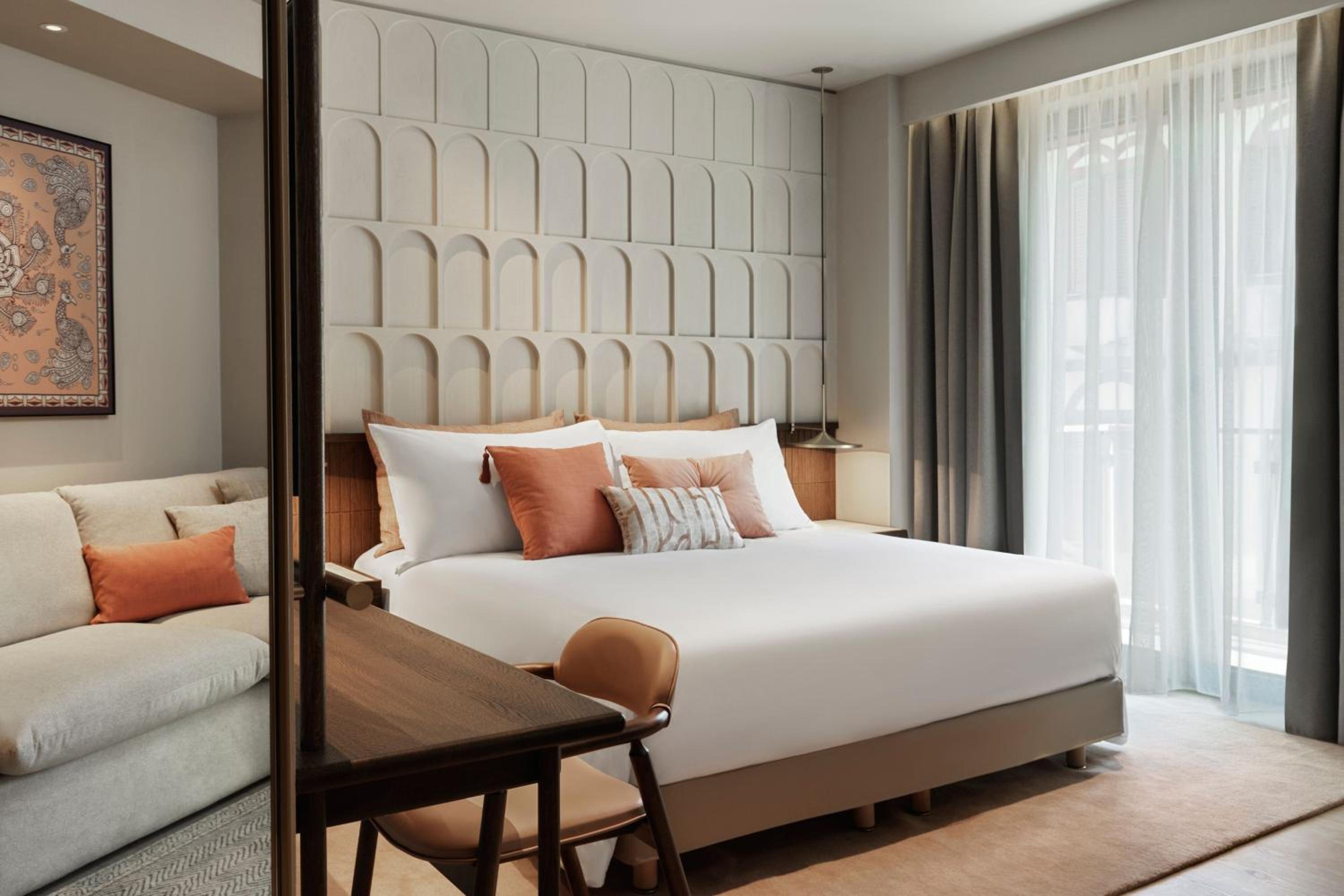 Deluxe King Room with Sofa Bed and City or Urban View - Photo 3