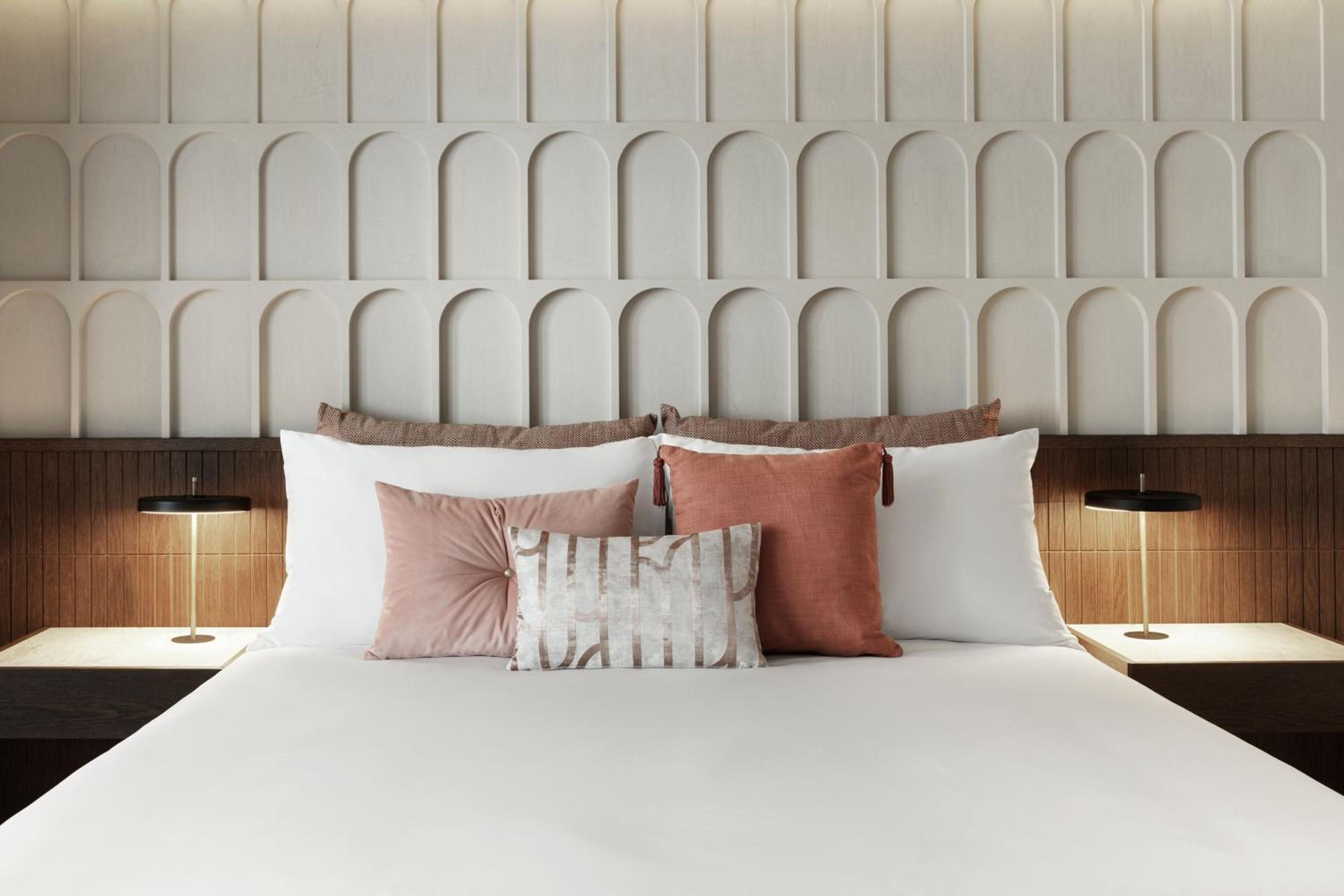 Deluxe King Room with Sofa Bed and City or Urban View - Photo 4