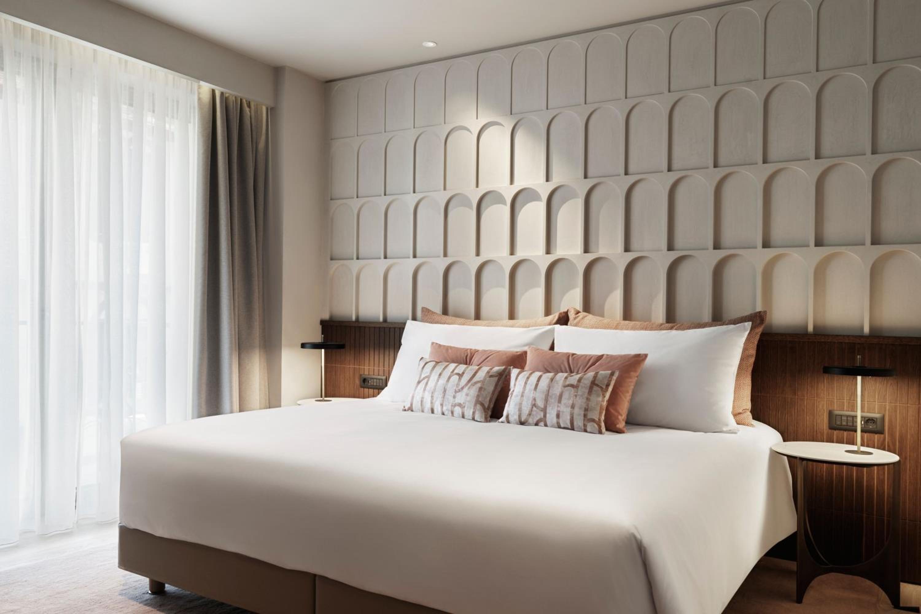 Classic King Room with Urban View and some with Balcony - Photo 3
