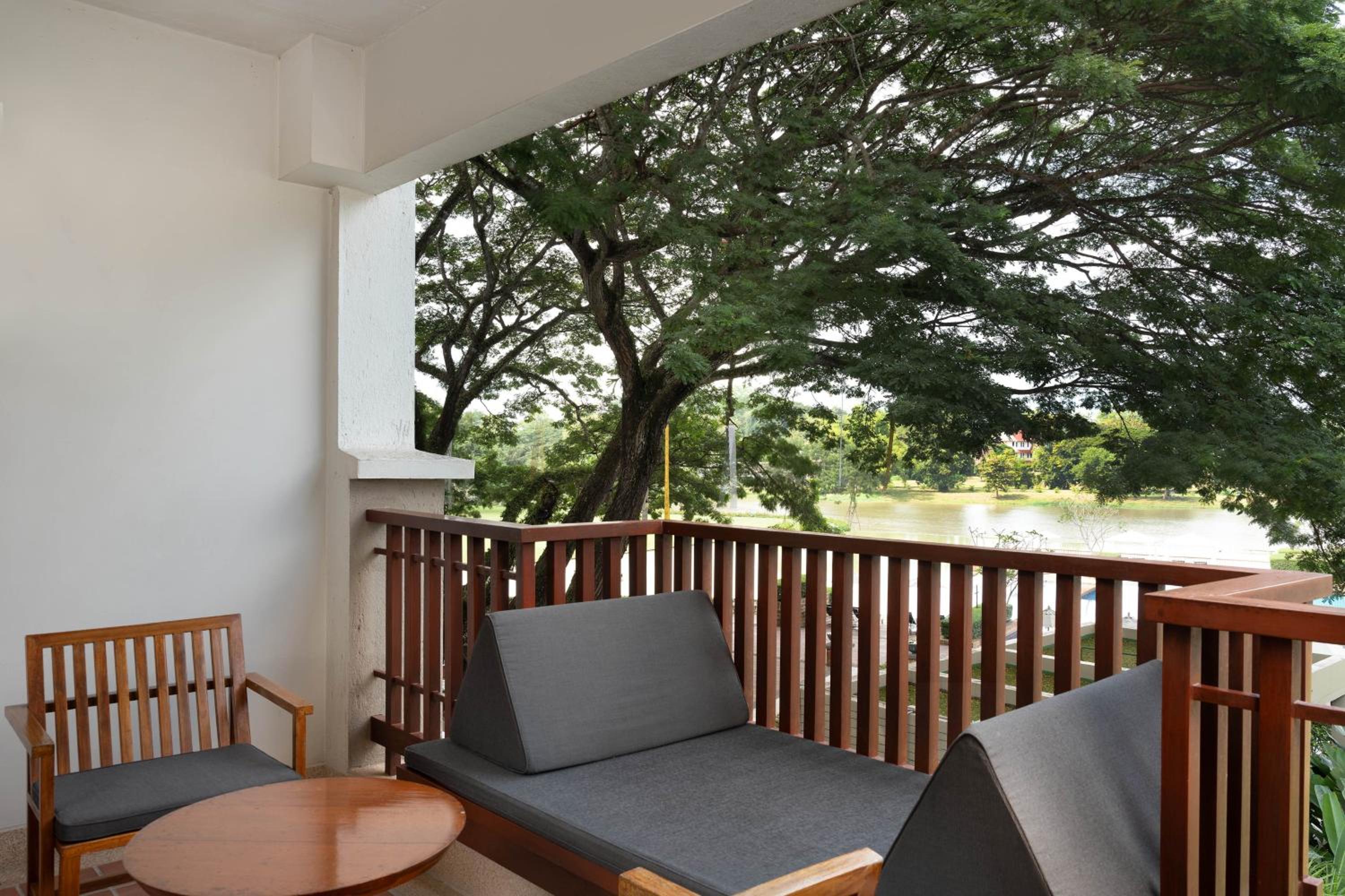 Deluxe River View, Guest room, 1 King, River view, Balcony photo 3