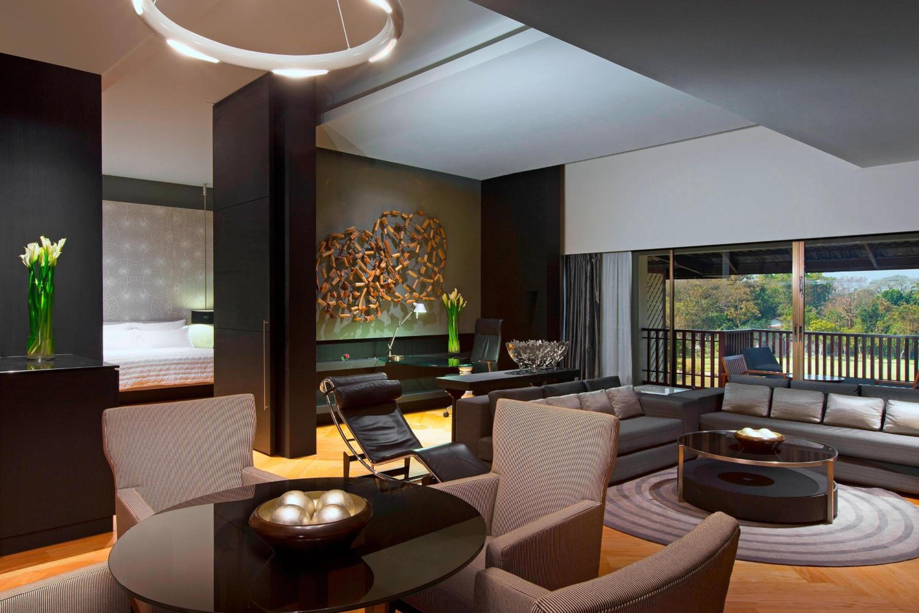 Grande Suite, 1 Bedroom Suite, 1 King, Pool view, Balcony photo 2
