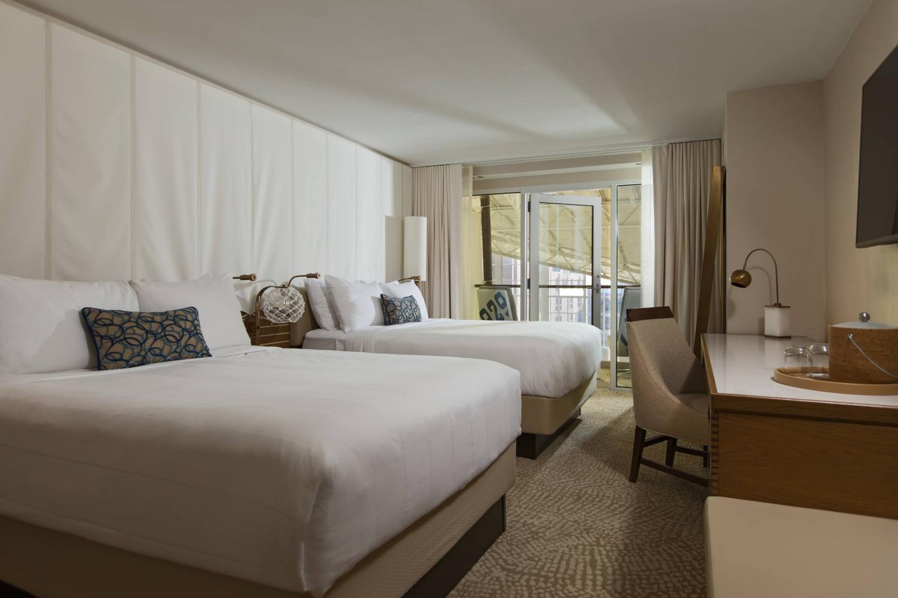 Queen Room with Interior Balcony - Photo 1