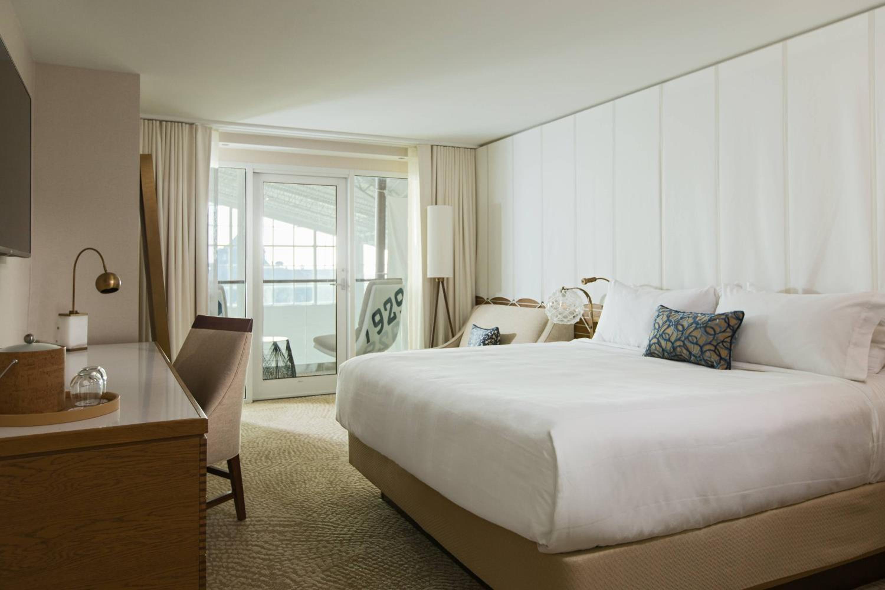 King Room with Interior Balcony - Photo 1