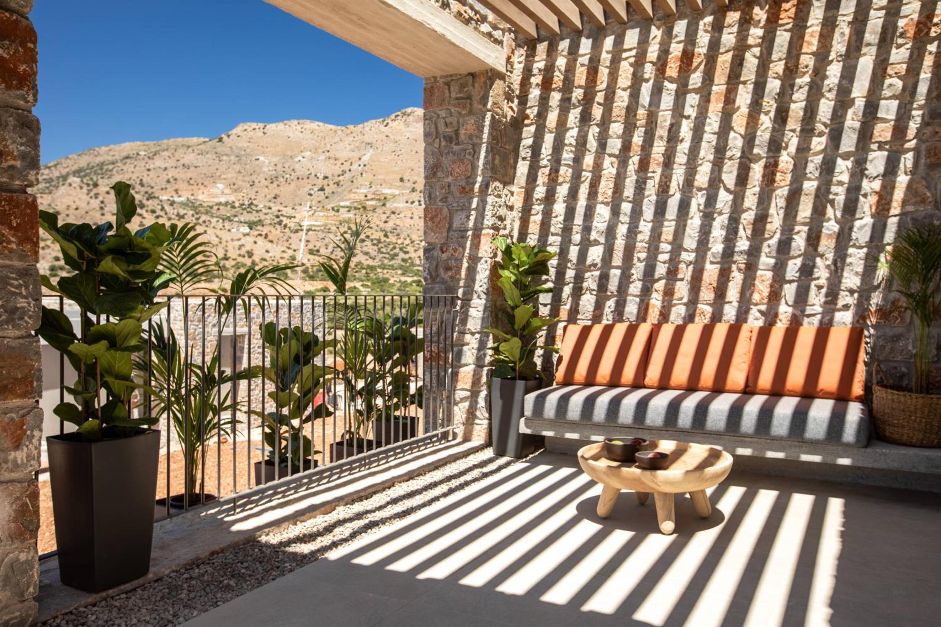Core Open Plan, 1 Bedroom Suite, 1 King, Inland view