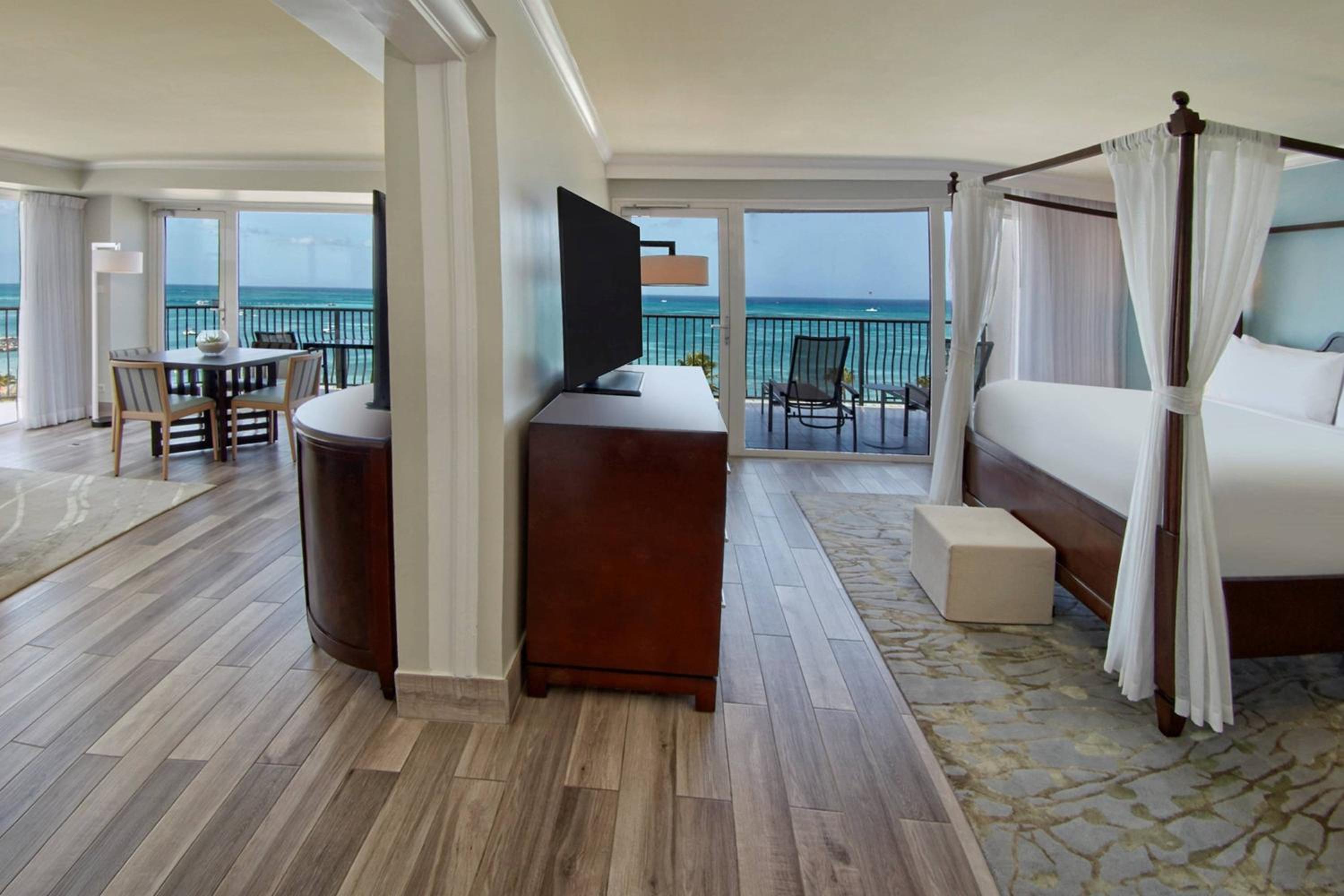 Governor's Suite, 1 Bedroom Larger Suite, 1 King, Sofa bed