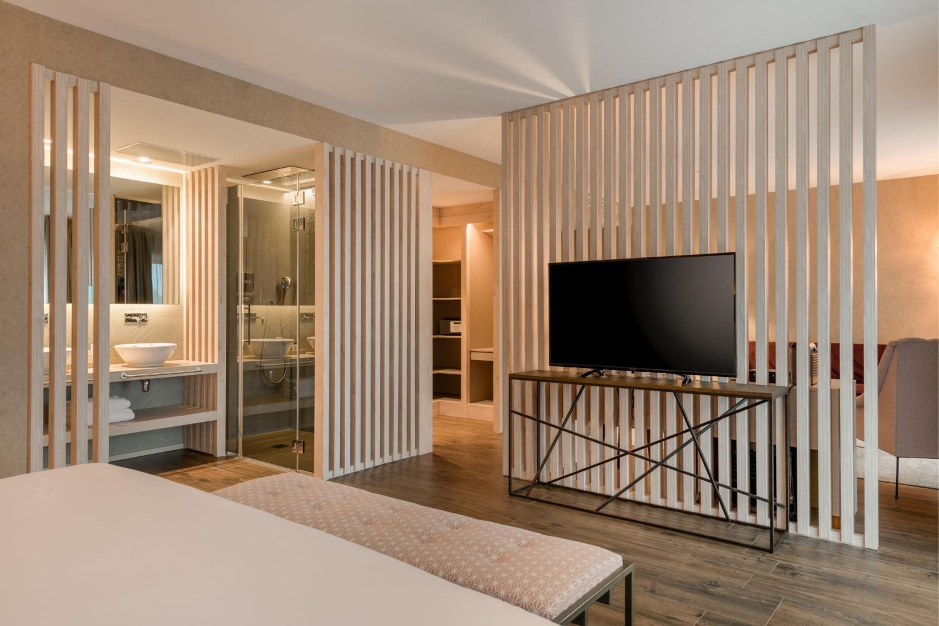 Junior King Suite with River View thumbnail 6