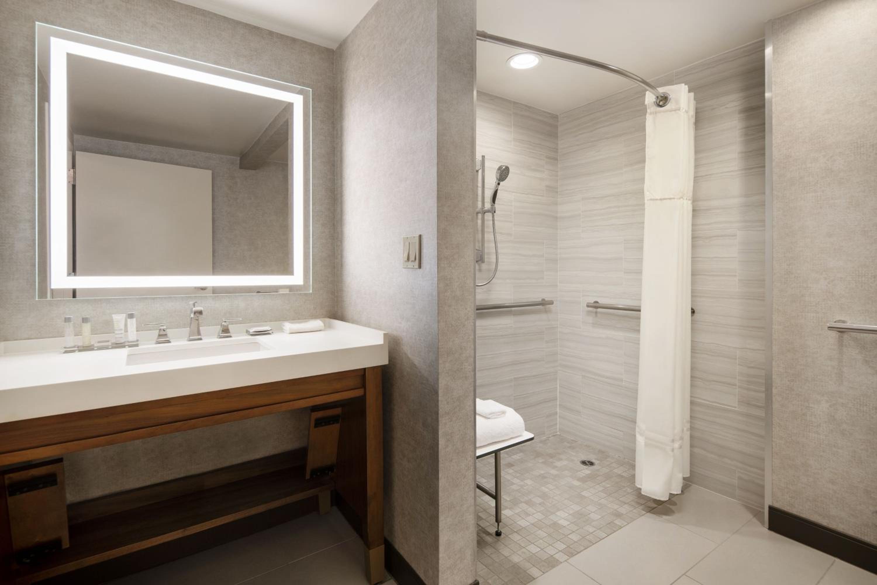 Standard King Room - Photo 5