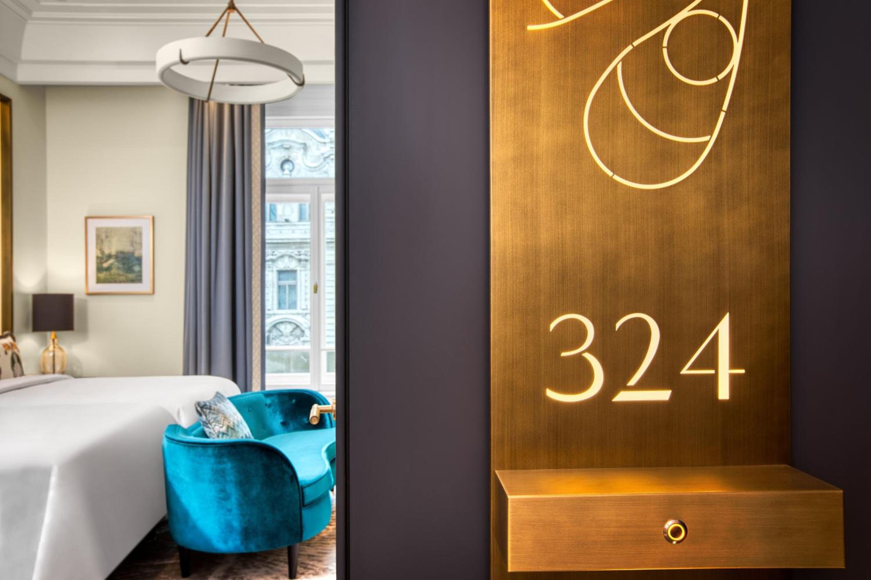 Deluxe Twin Room with City View thumbnail 6