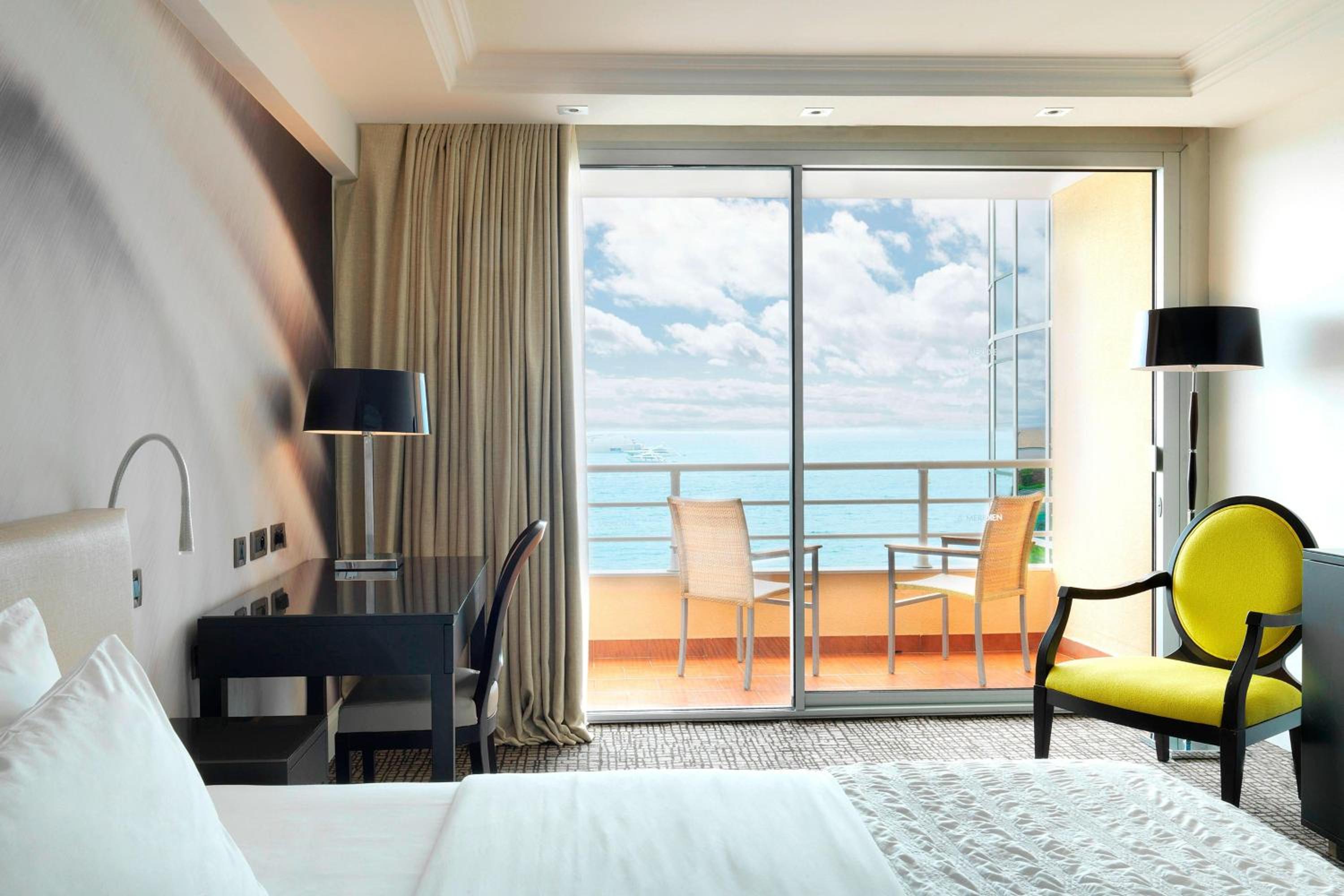 Deluxe, Guest room, 1 King, Sea view, Balcony