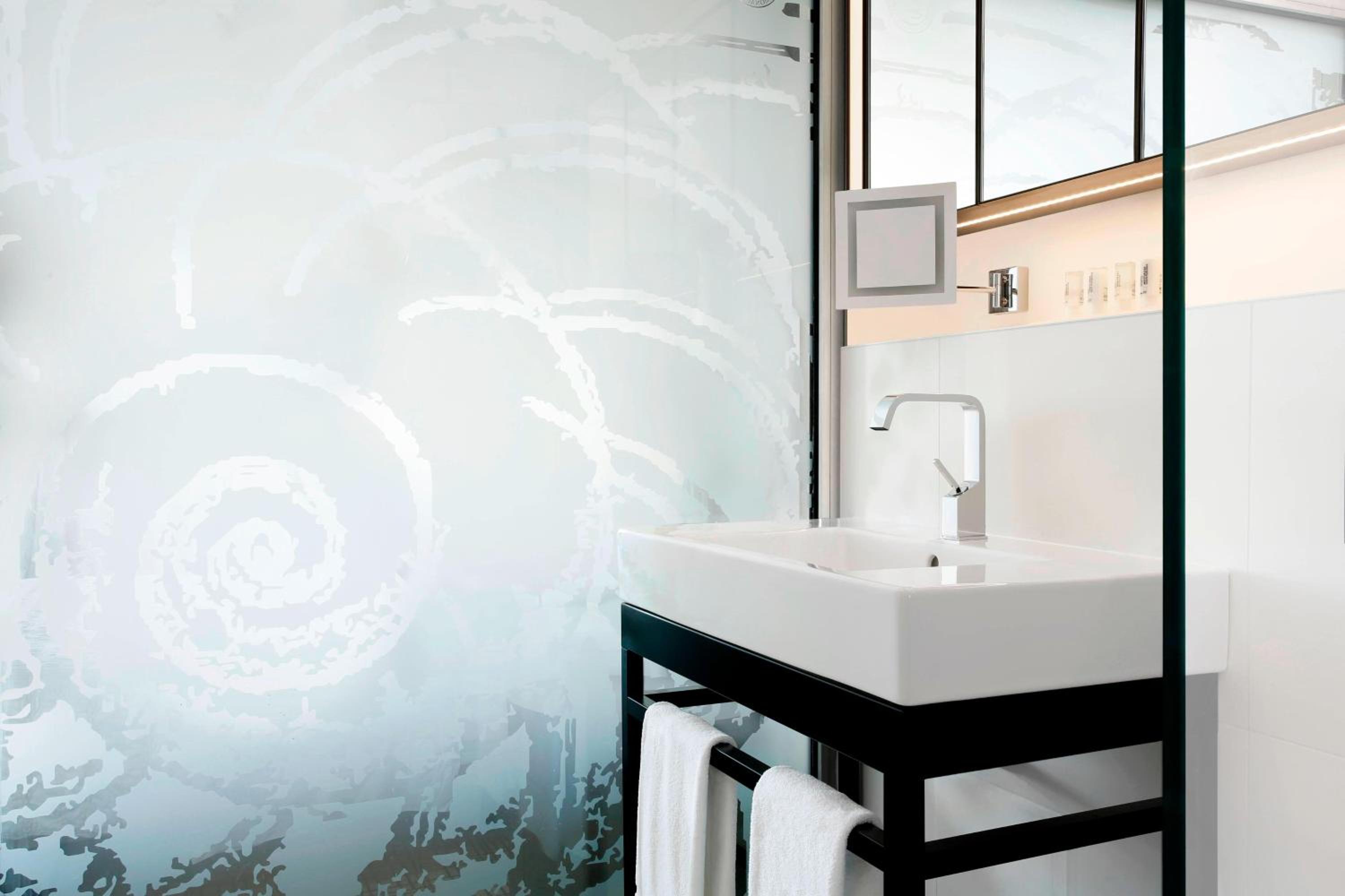 Premium King Room with Balcony and Partial Sea View