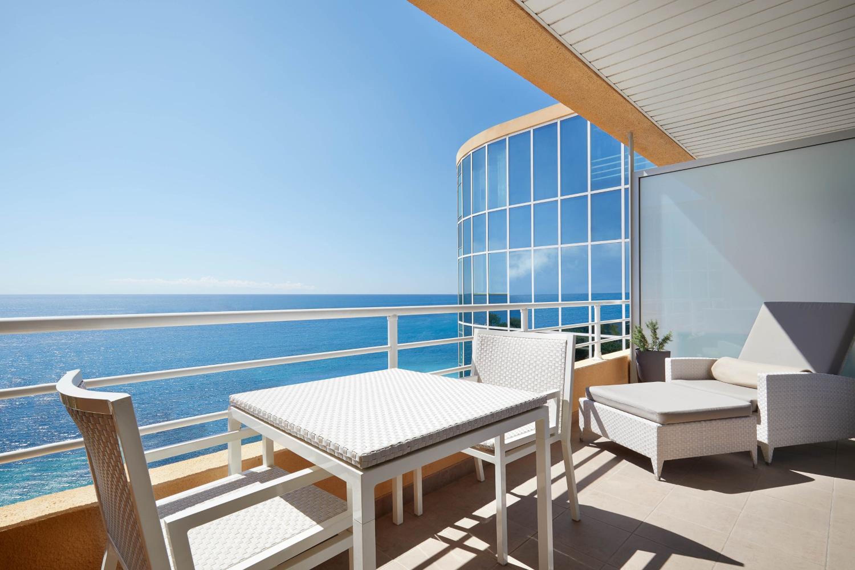 Junior Suite, 1 King, Sea view, High floor, Balcony