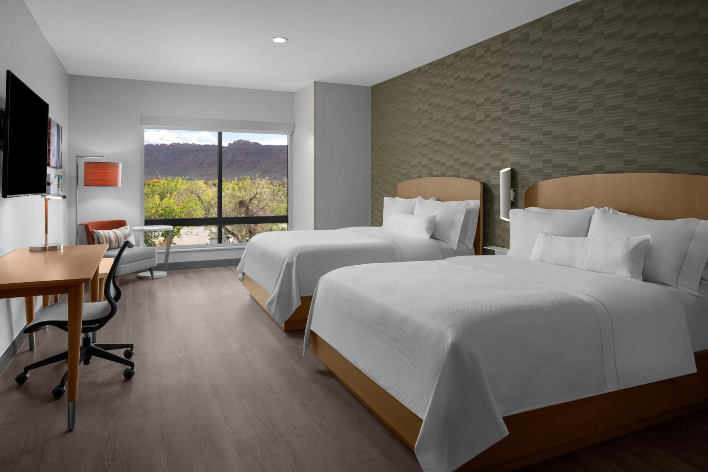 Studio with Two Queen Beds, Sofa nad Mountain View