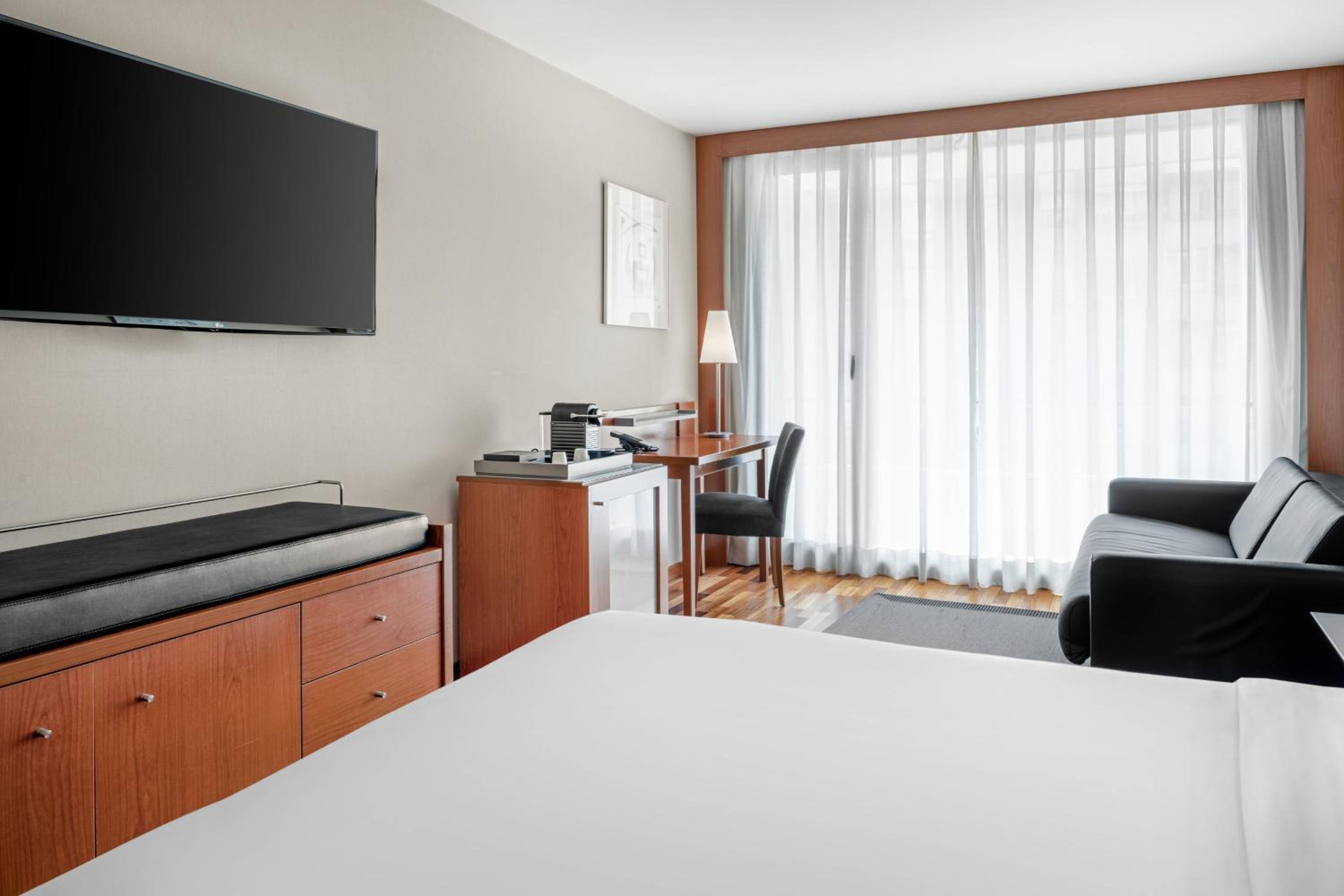 Triple King Room with Sofa Bed - Photo 1