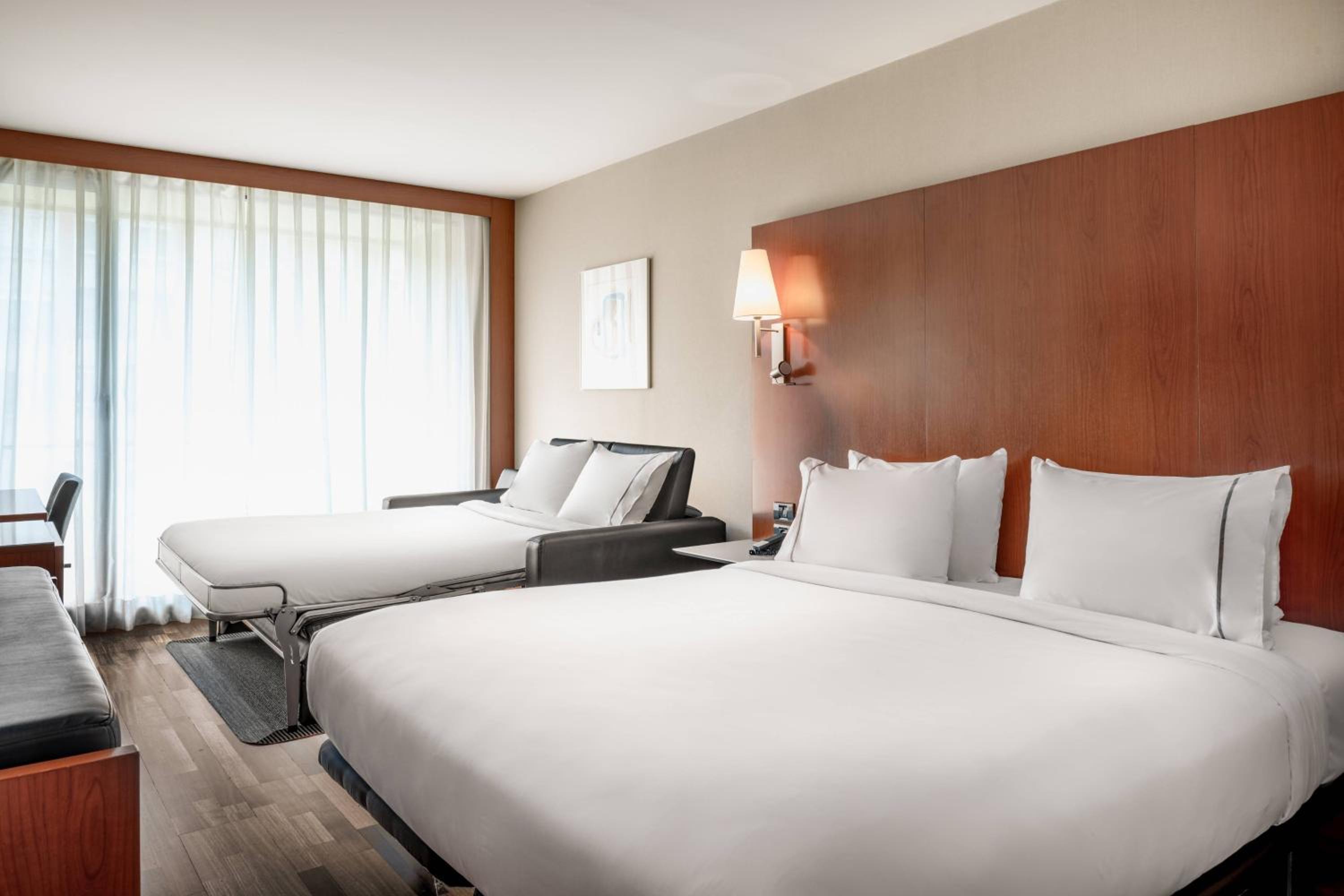 Triple King Room with Sofa Bed - Photo 3