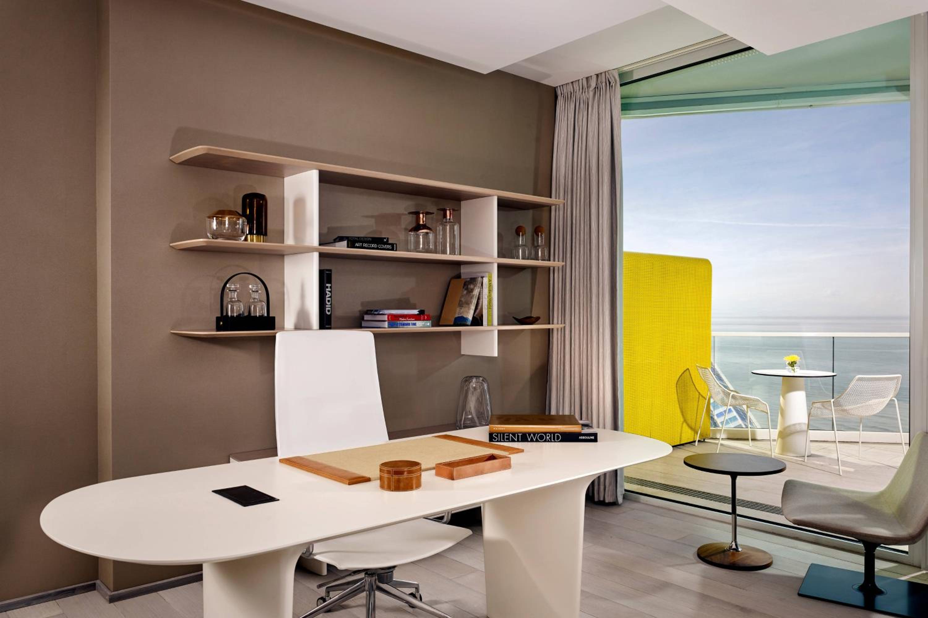 Piano One-Bedroom King Suite with Sea View and Balcony photo 3
