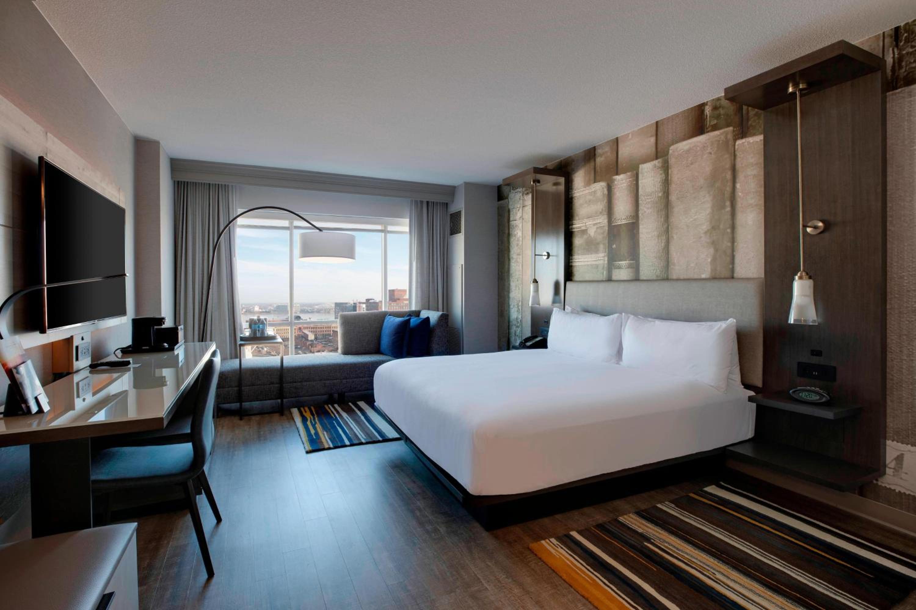 1 King Bed, Guest Room - Photo 10